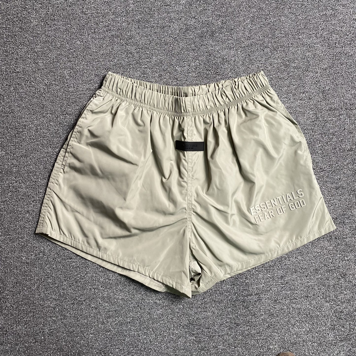 fear-of-god-essentials-running-nylon-short-smoke-Drip Store Argentina