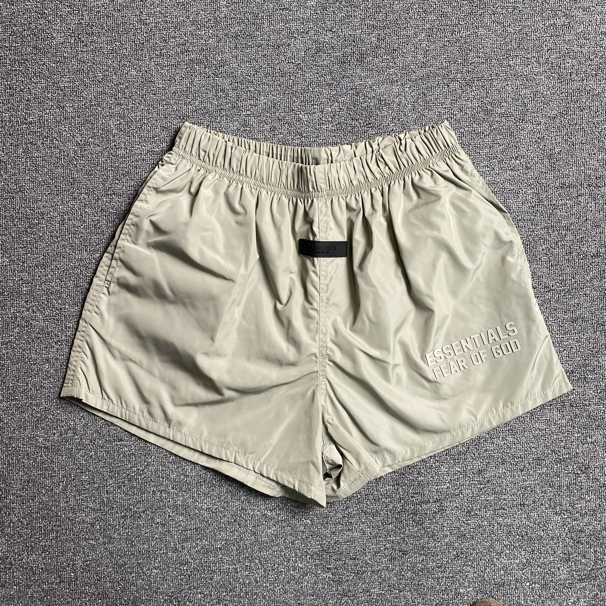 fear-of-god-essentials-running-nylon-short-smoke-Drip Store Argentina