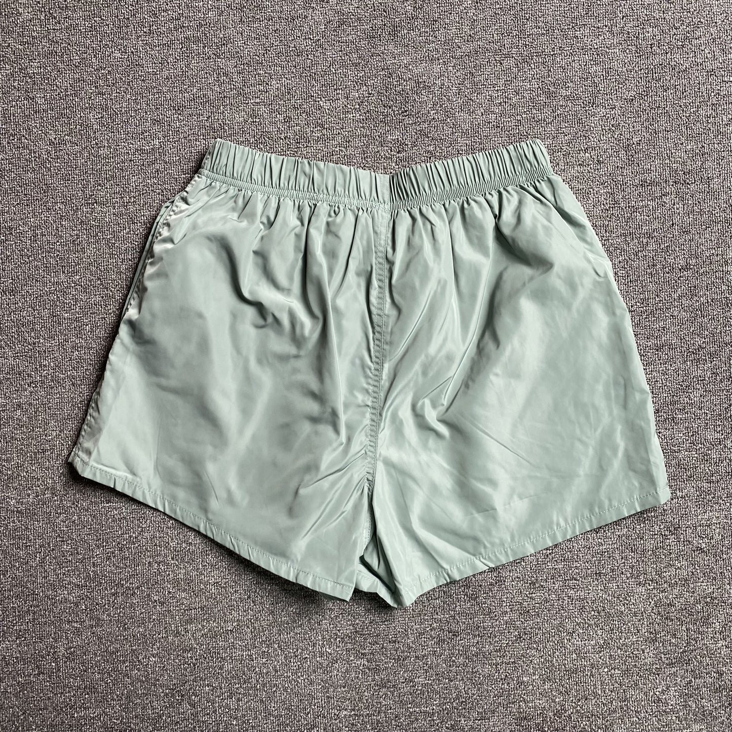 fear-of-god-essentials-running-nylon-short-sycamore-2-Drip Store Argentina