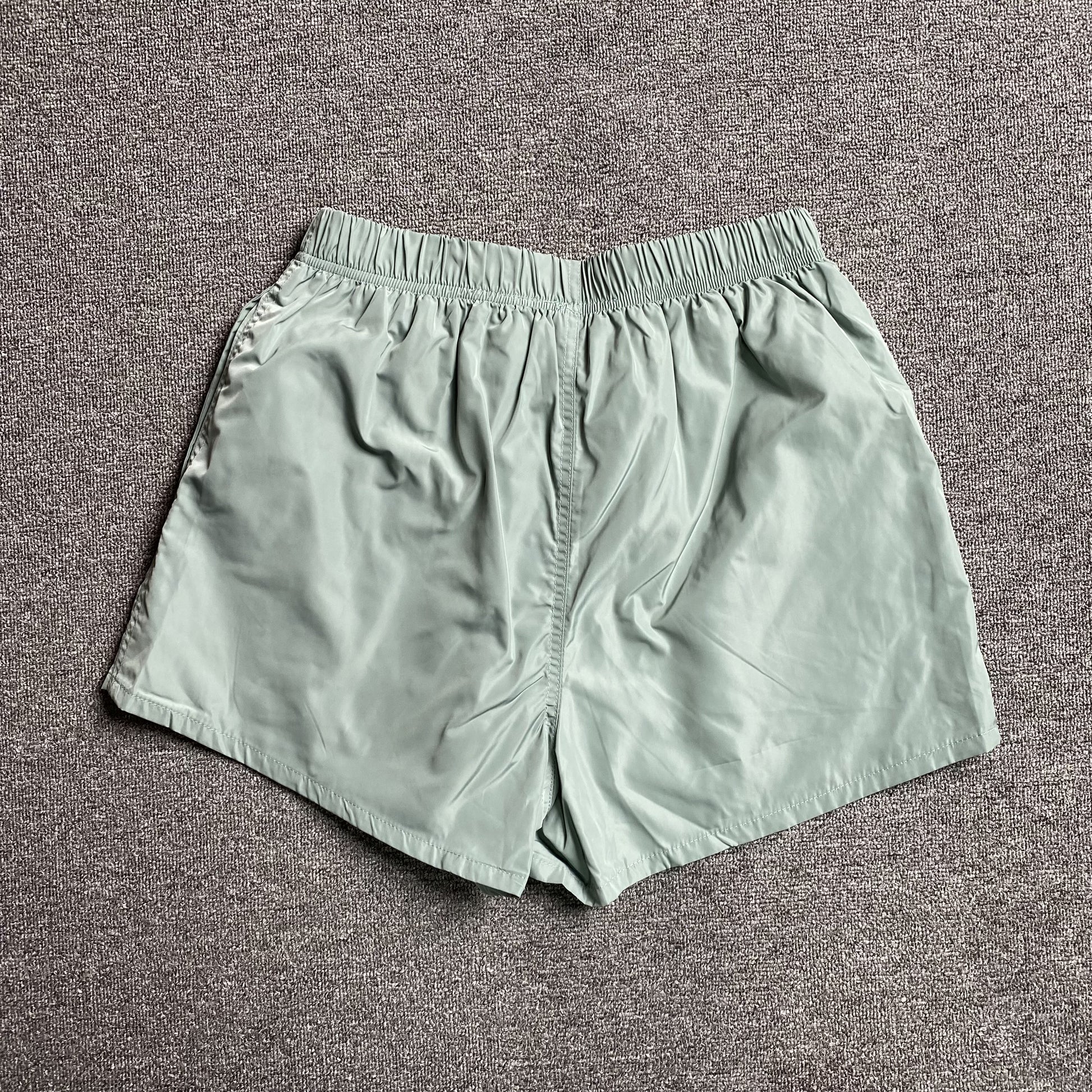 fear-of-god-essentials-running-nylon-short-sycamore-2-Drip Store Argentina