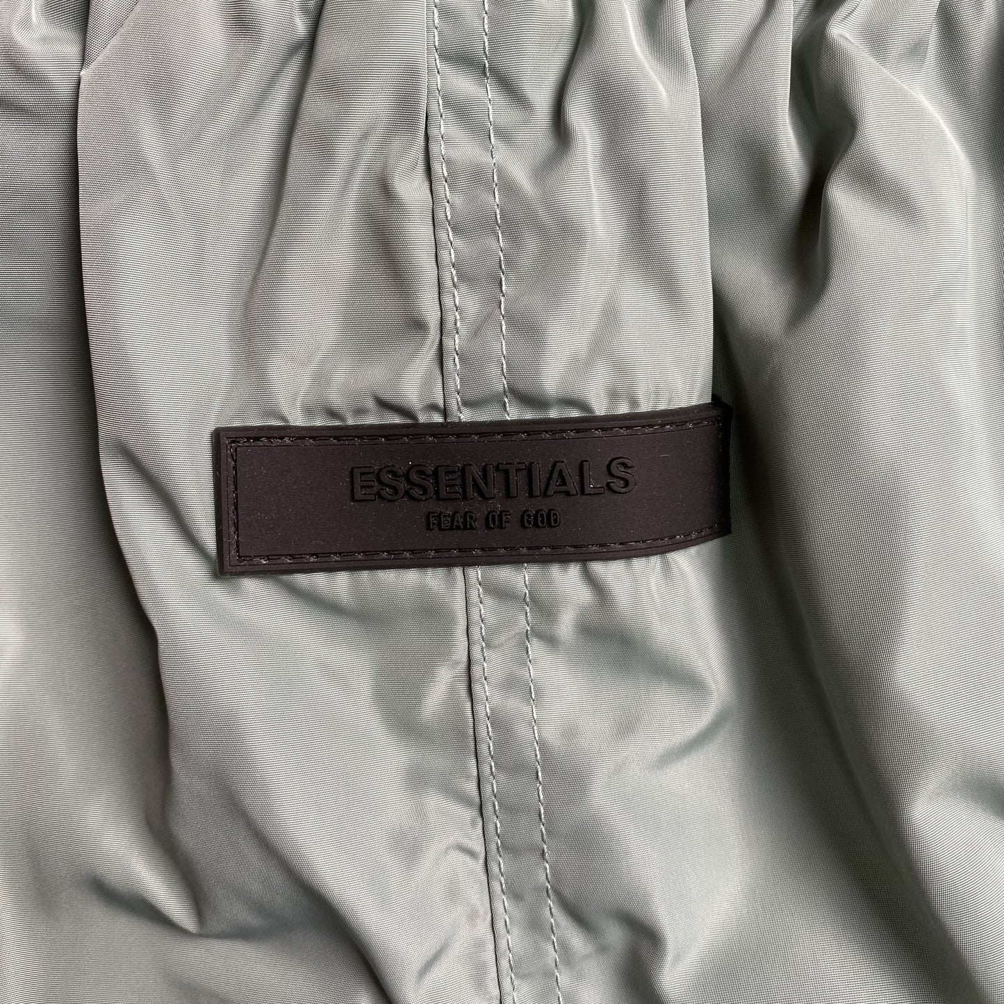 fear-of-god-essentials-running-nylon-short-sycamore-3-Drip Store Argentina