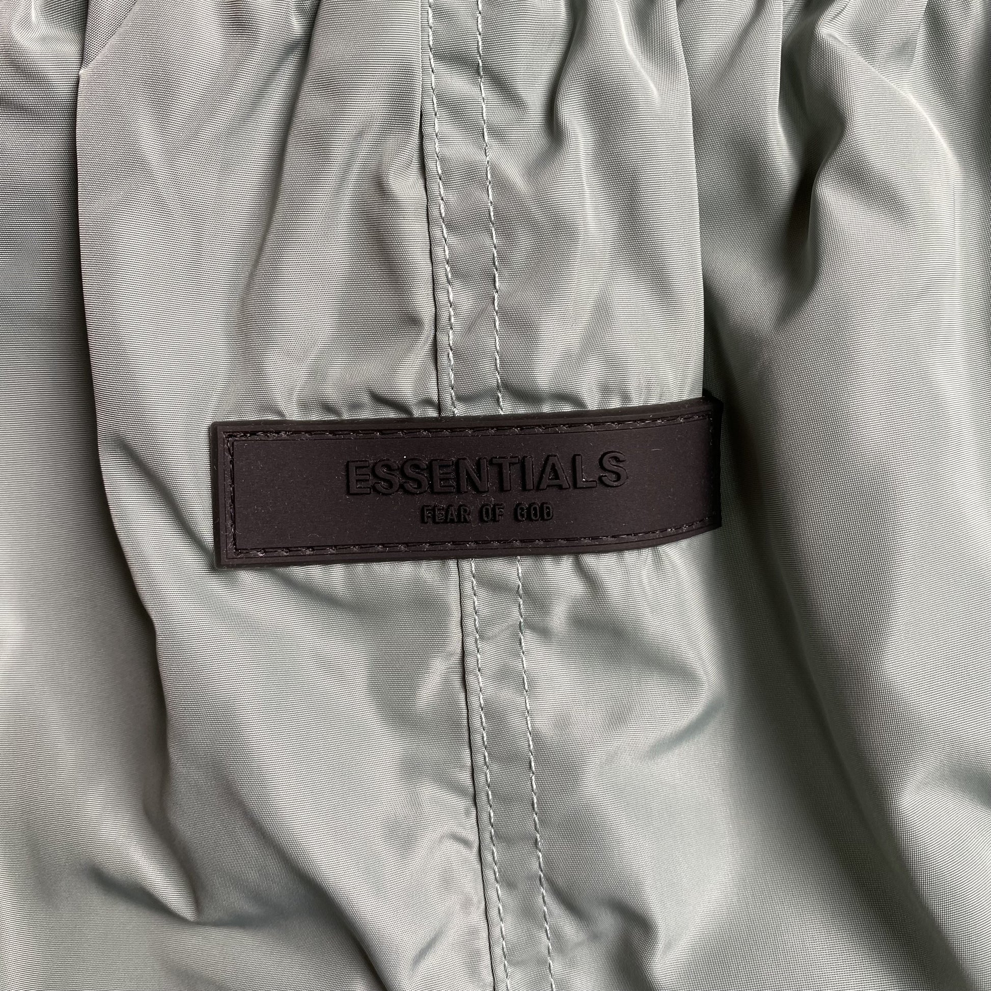 fear-of-god-essentials-running-nylon-short-sycamore-3-Drip Store Argentina