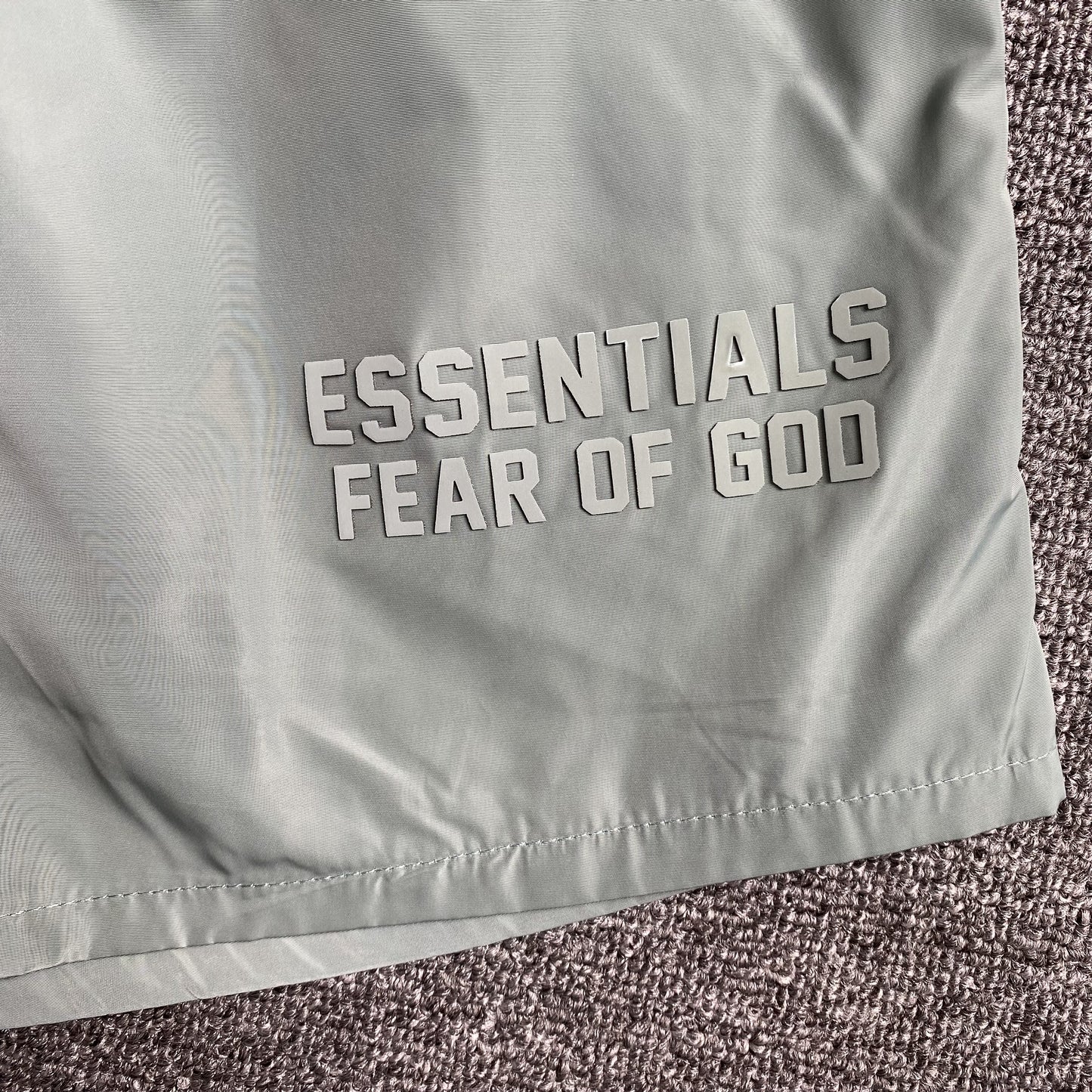 fear-of-god-essentials-running-nylon-short-sycamore-4-Drip Store Argentina