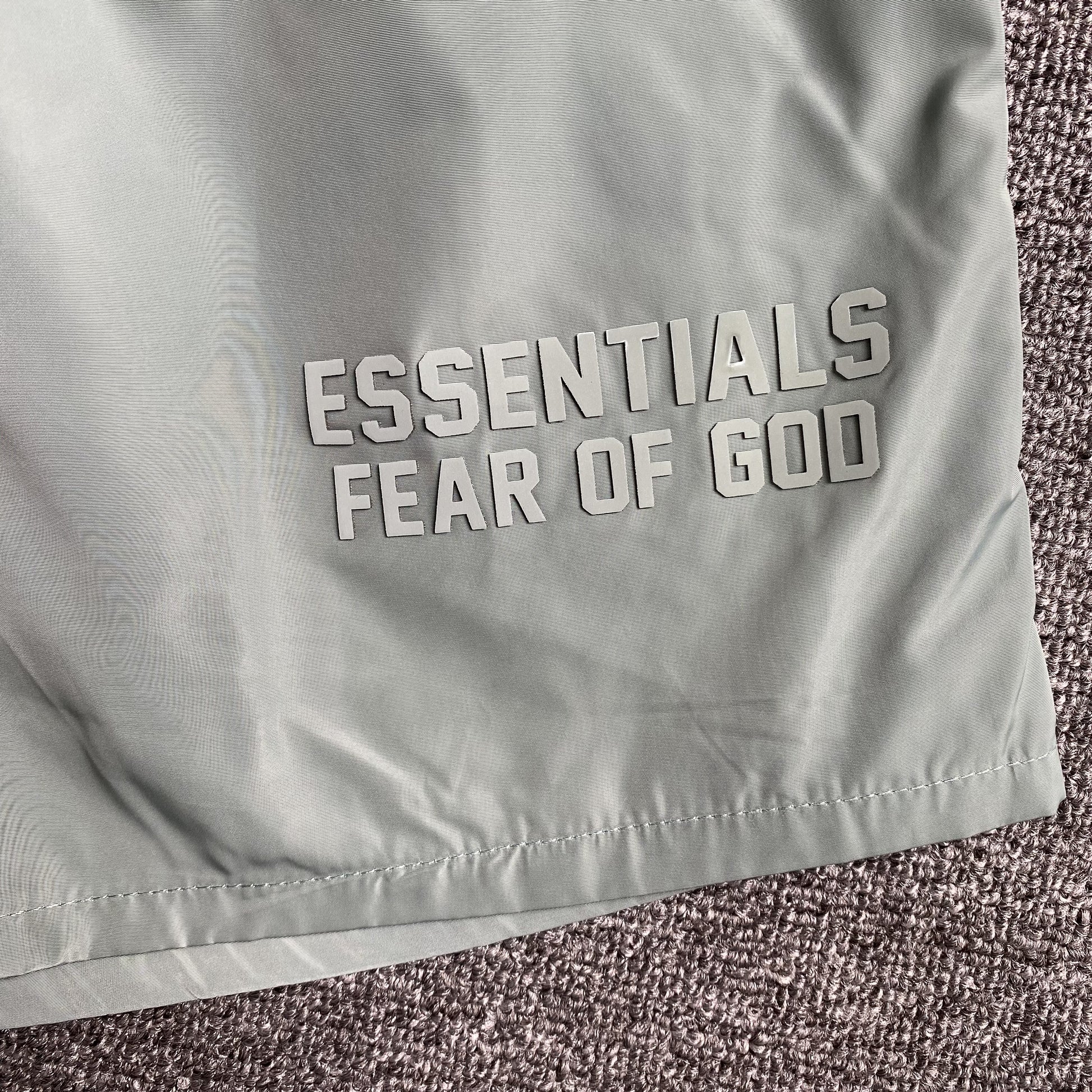 fear-of-god-essentials-running-nylon-short-sycamore-4-Drip Store Argentina