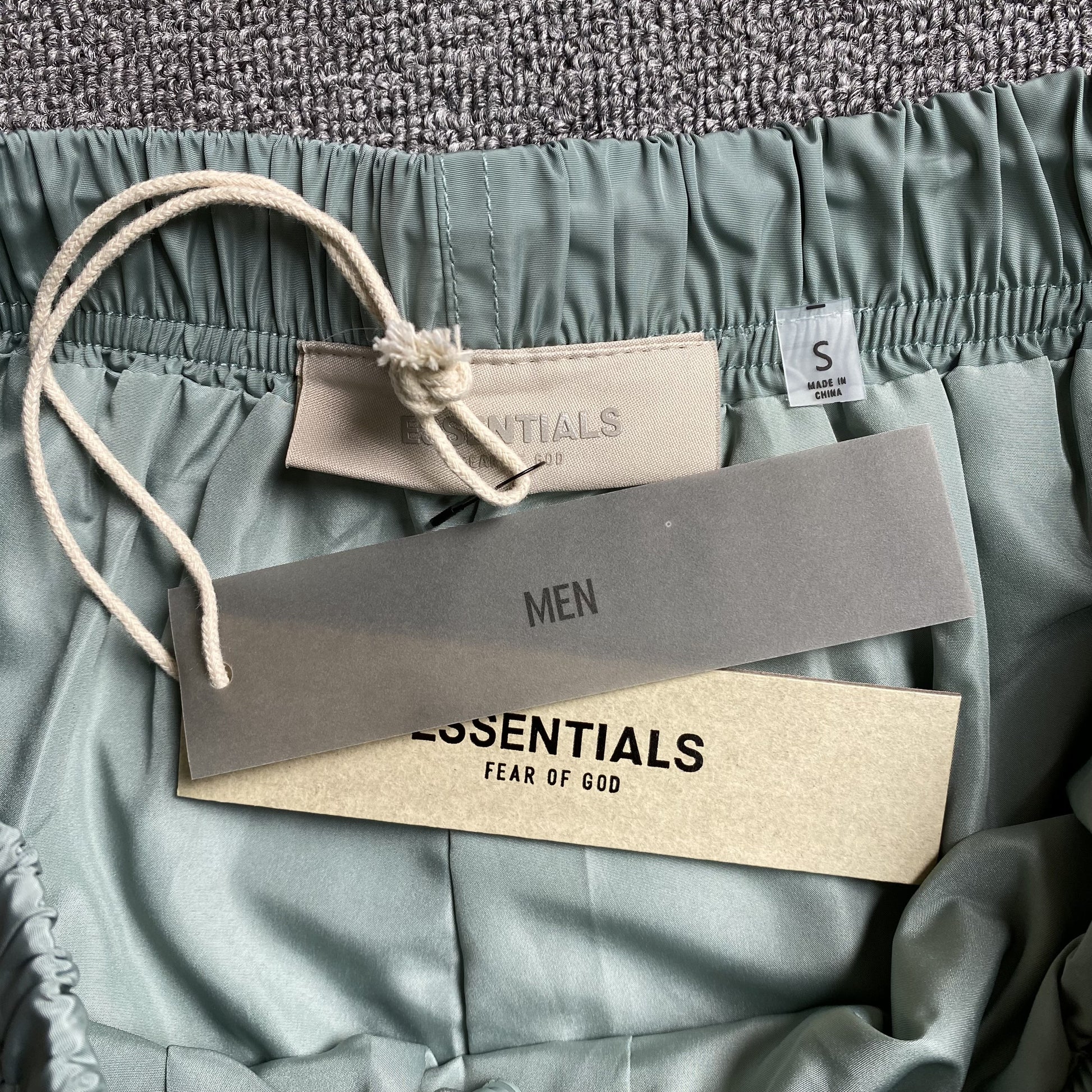 fear-of-god-essentials-running-nylon-short-sycamore-5-Drip Store Argentina