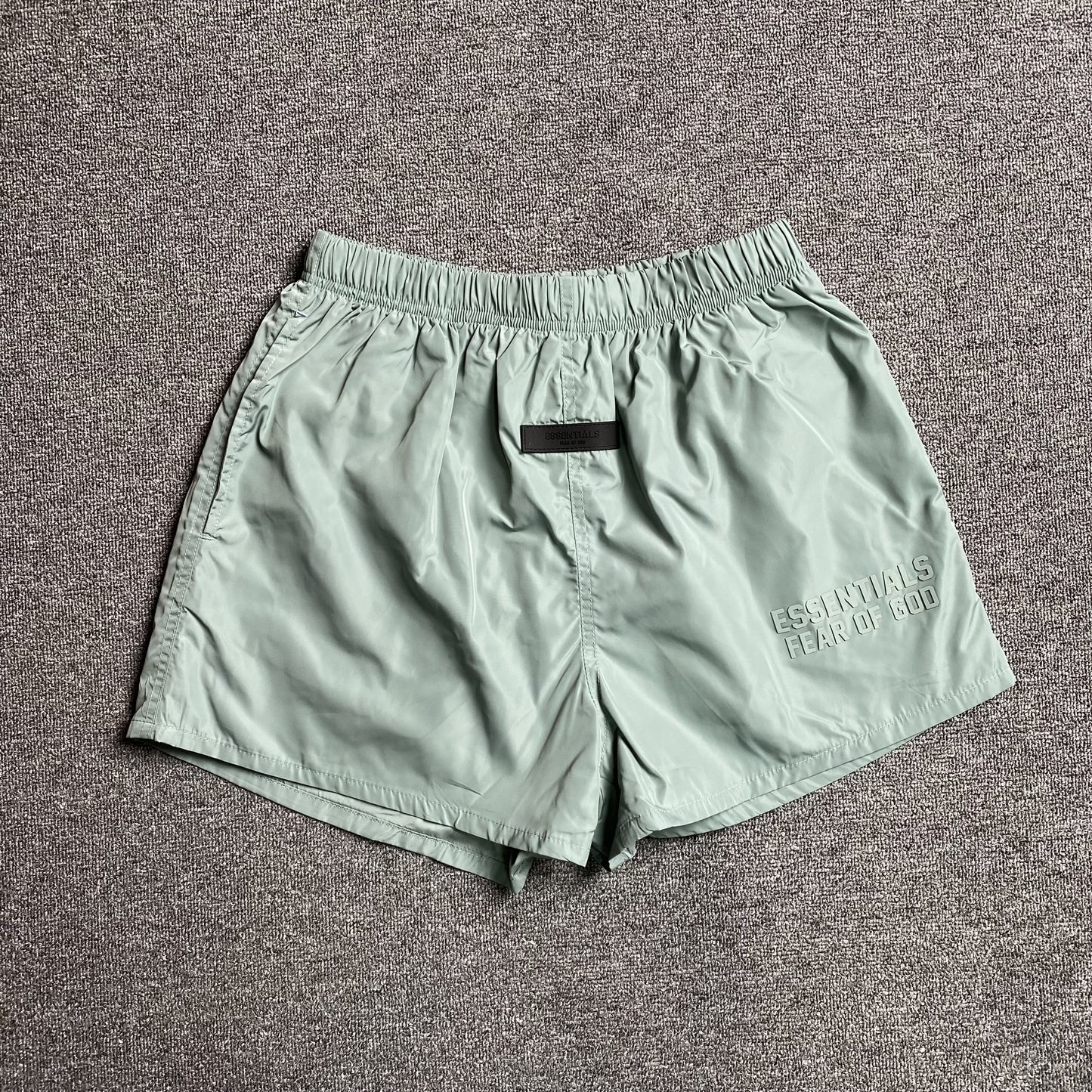 fear-of-god-essentials-running-nylon-short-sycamore-Drip Store Argentina