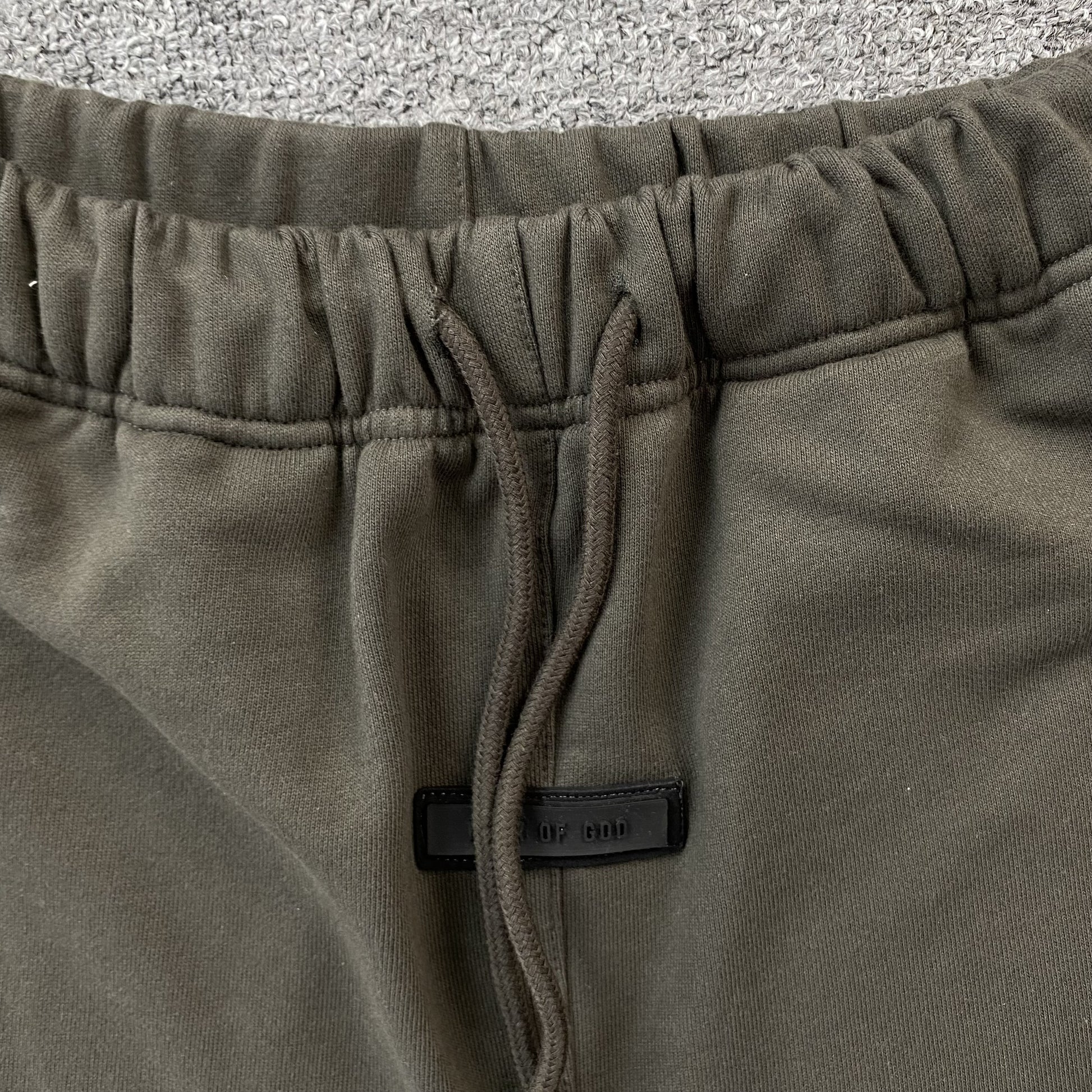 fear-of-god-essentials-shorts-black-4-Drip Store Argentina