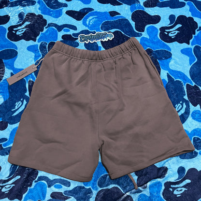 fear-of-god-essentials-shorts-desert-taupe-5-Drip Store Argentina