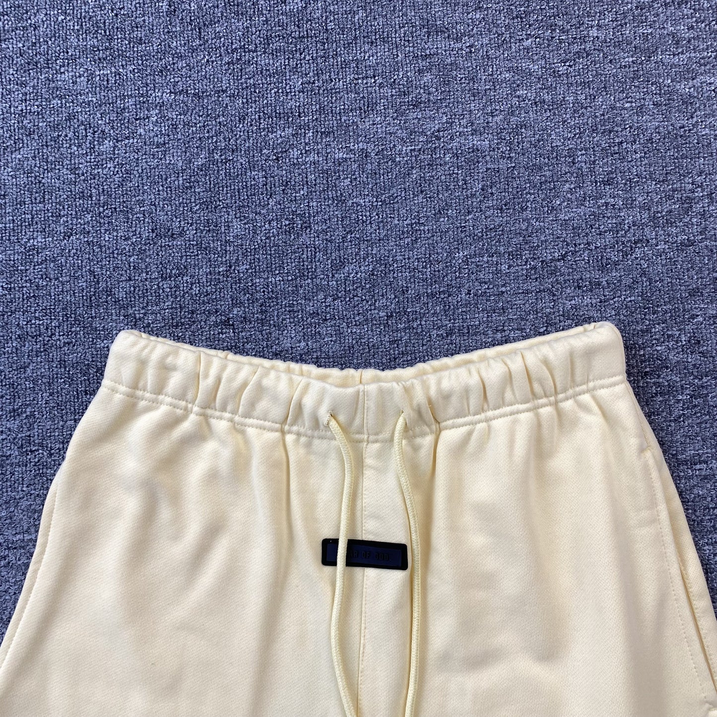 fear-of-god-essentials-shorts-garden-yellow-3-Drip Store Argentina