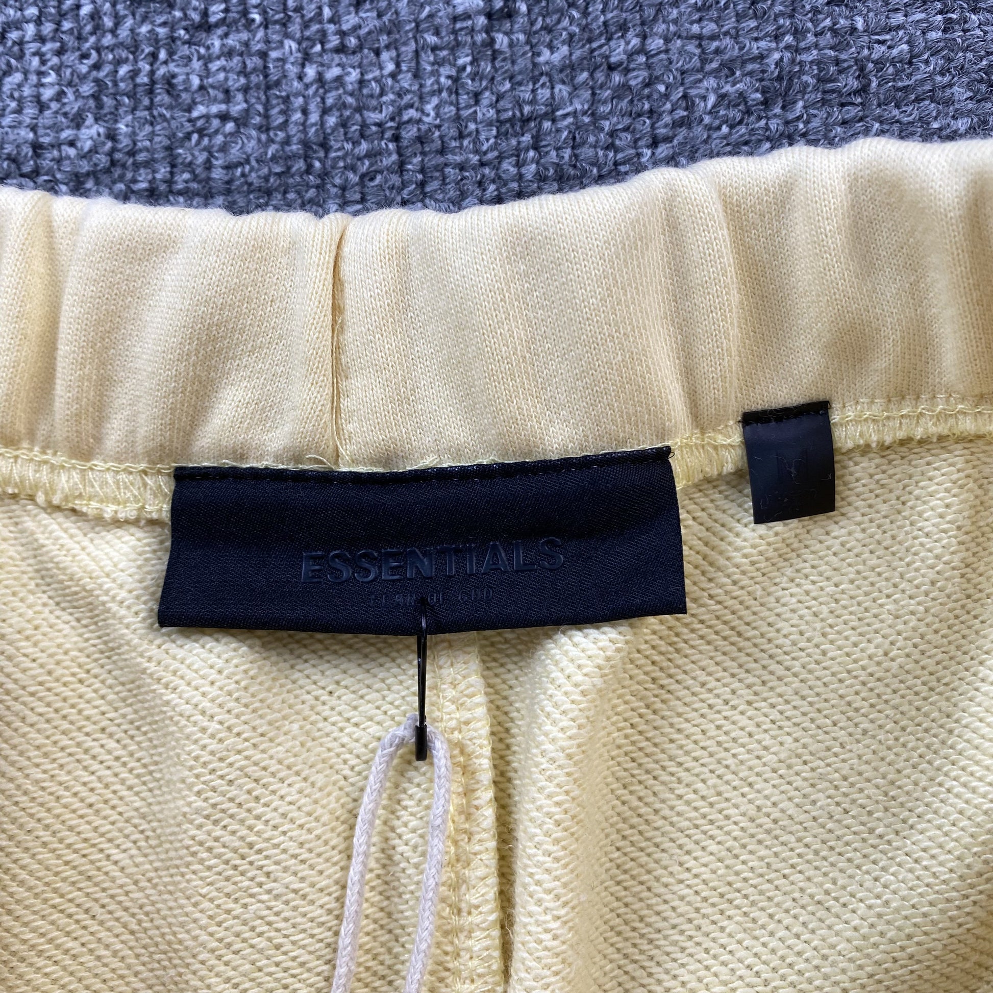 fear-of-god-essentials-shorts-garden-yellow-5-Drip Store Argentina