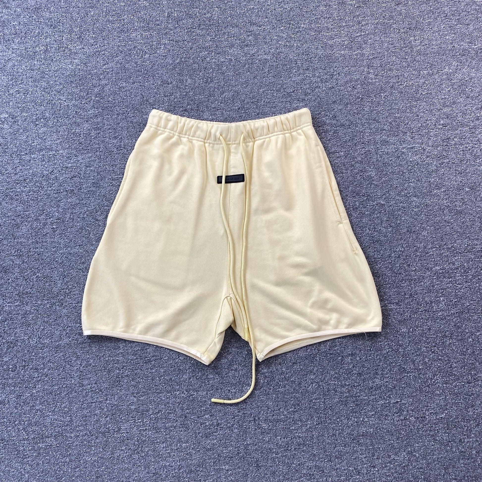 fear-of-god-essentials-shorts-garden-yellow-Drip Store Argentina