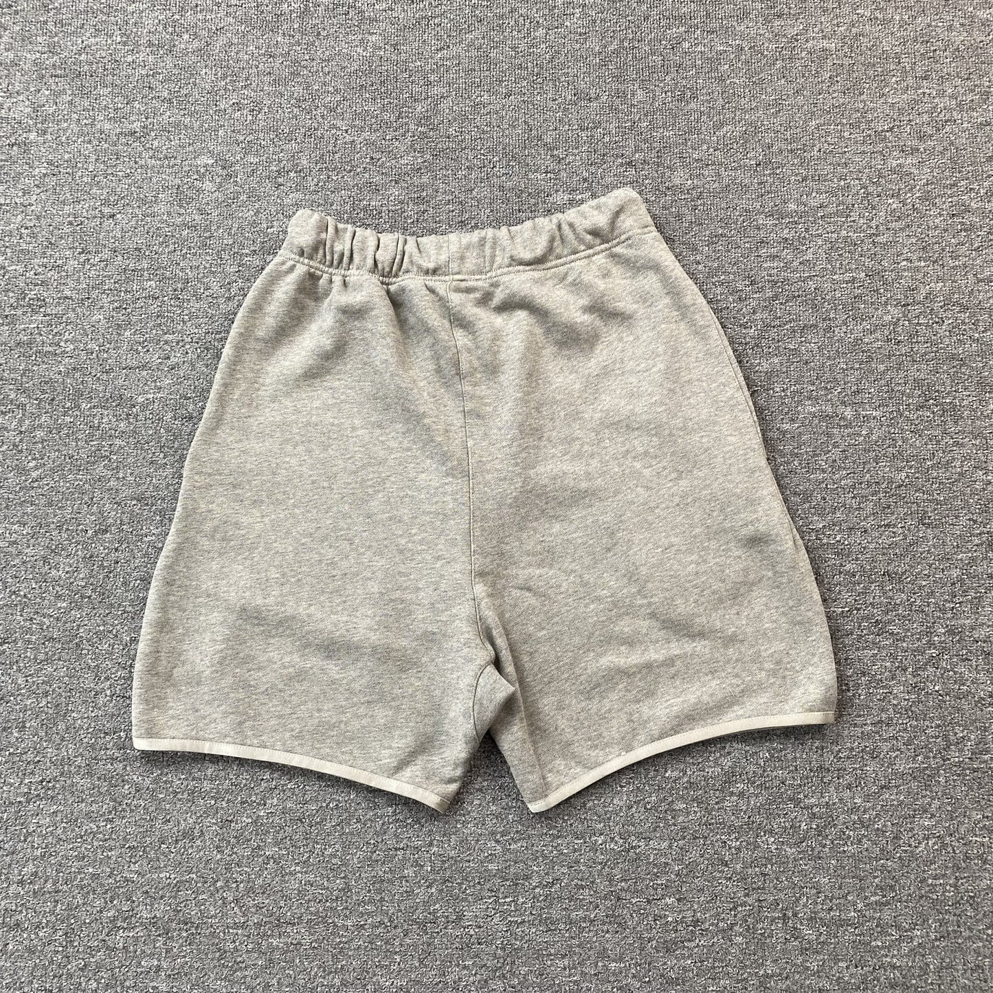 fear-of-god-essentials-shorts-grey-2_5aabd44d-Drip Store Argentina
