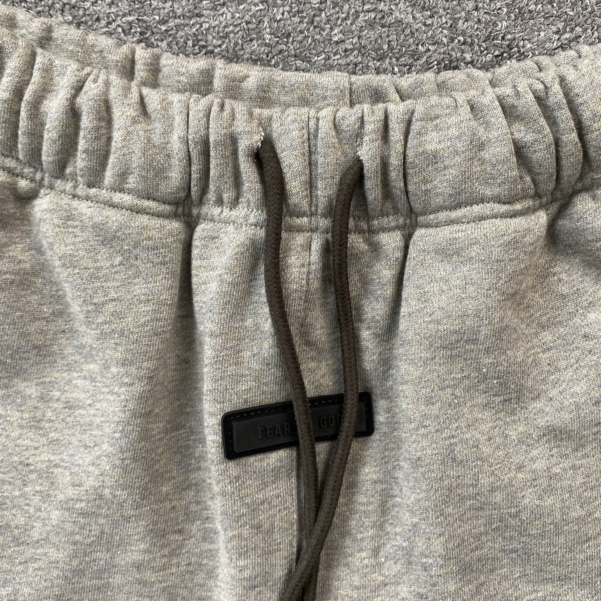 fear-of-god-essentials-shorts-grey-4_c1d1ea59-Drip Store Argentina