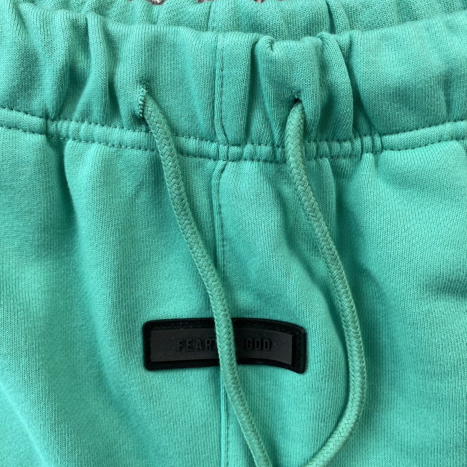 fear-of-god-essentials-shorts-mint-leaf-3-Drip Store Argentina