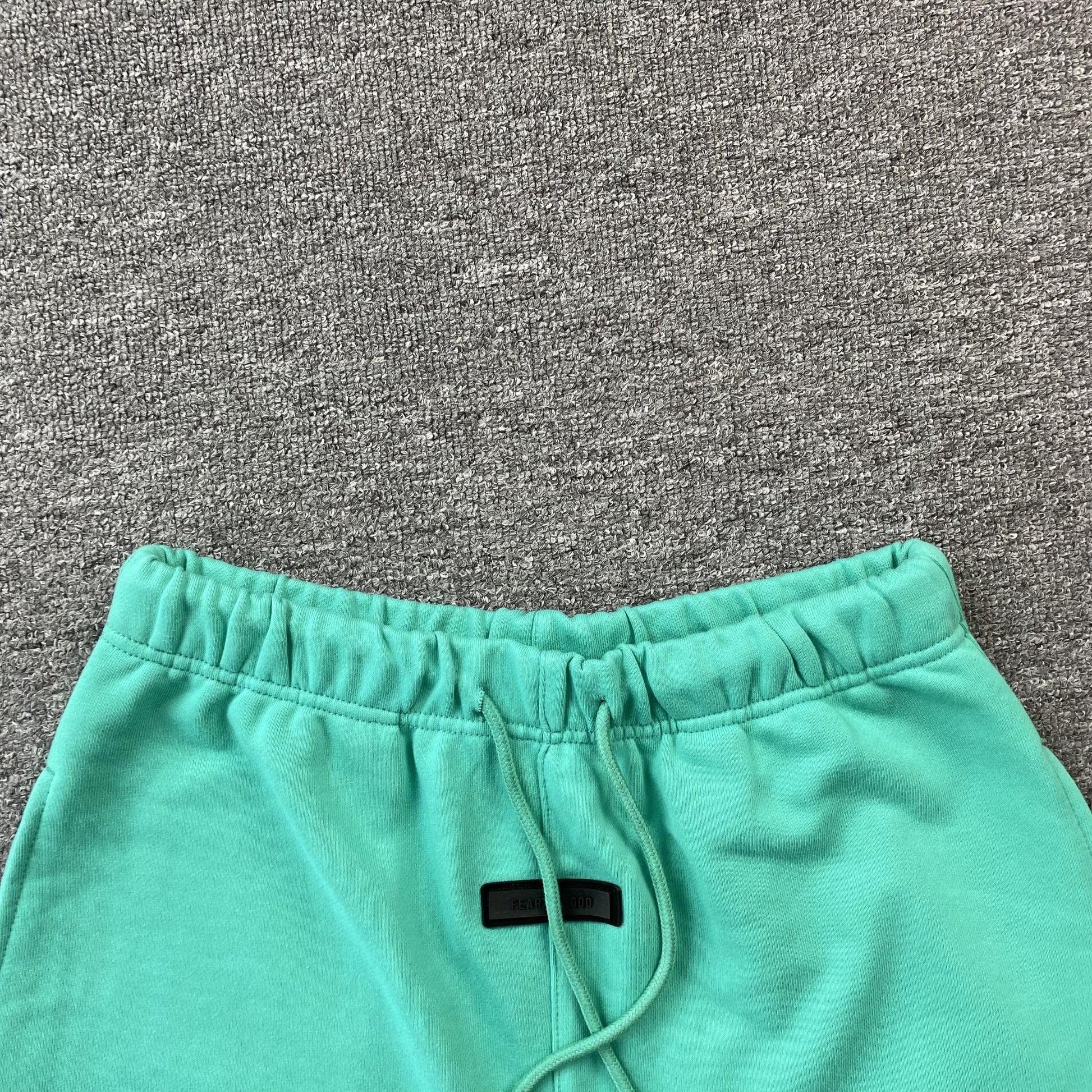 fear-of-god-essentials-shorts-mint-leaf-4-Drip Store Argentina