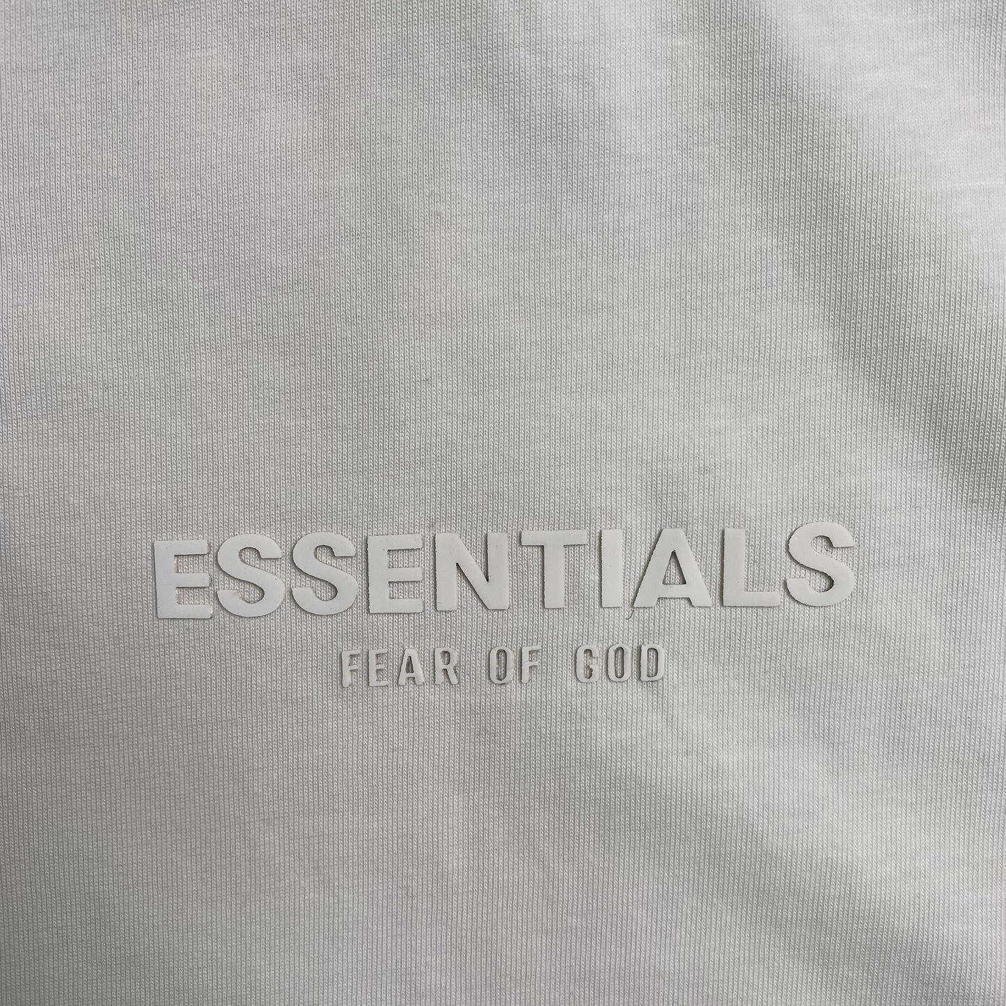 Remera Fear of God Essentials Small Logo Cloud Dancer