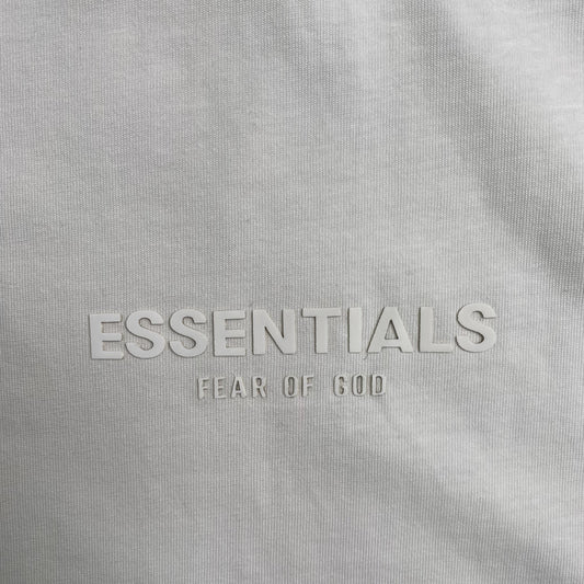 Remera Fear of God Essentials Small Logo Cloud Dancer