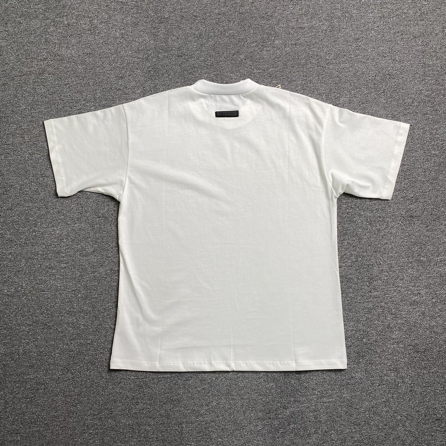 Remera Fear of God Essentials Small Logo Cloud Dancer