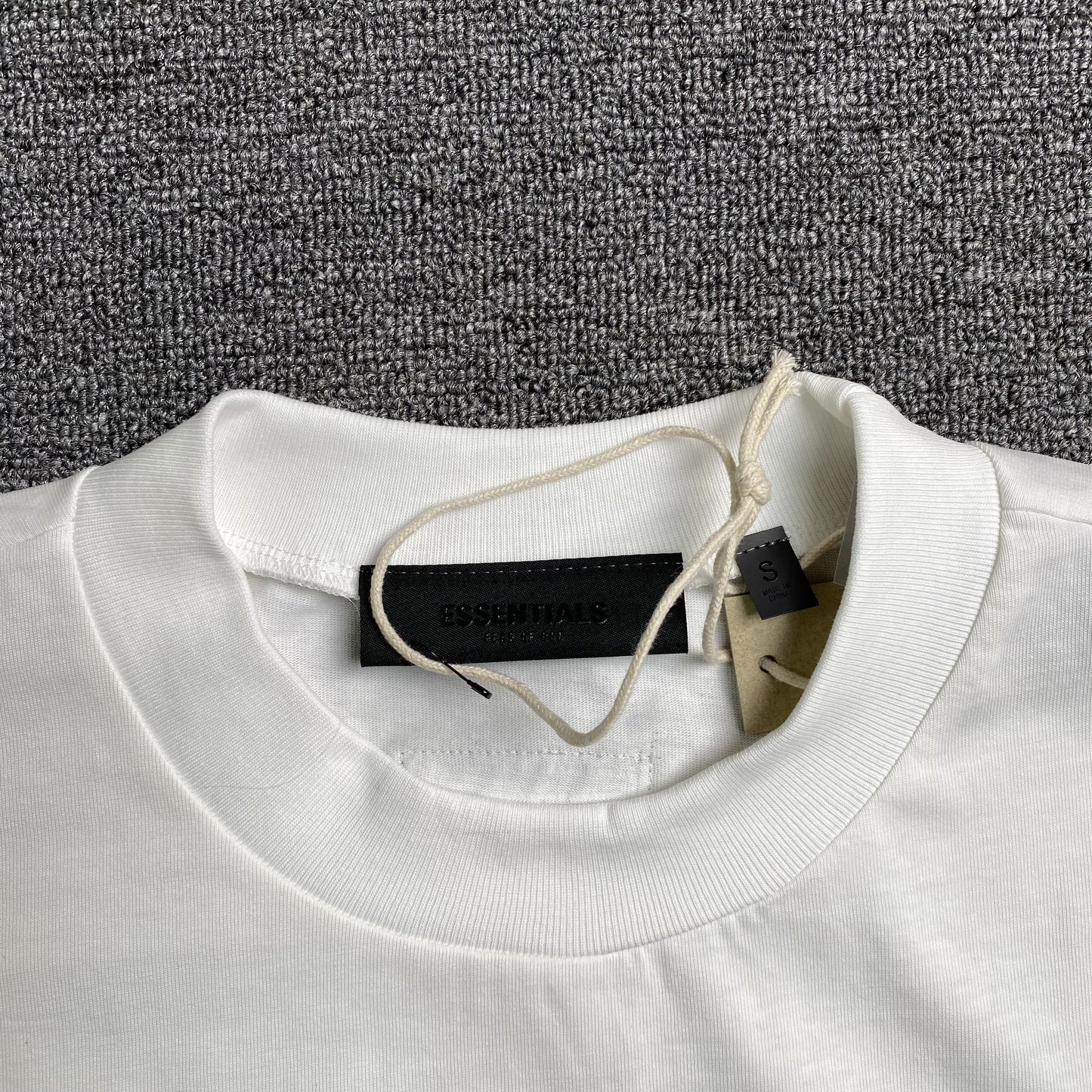 Remera Fear of God Essentials Small Logo Cloud Dancer