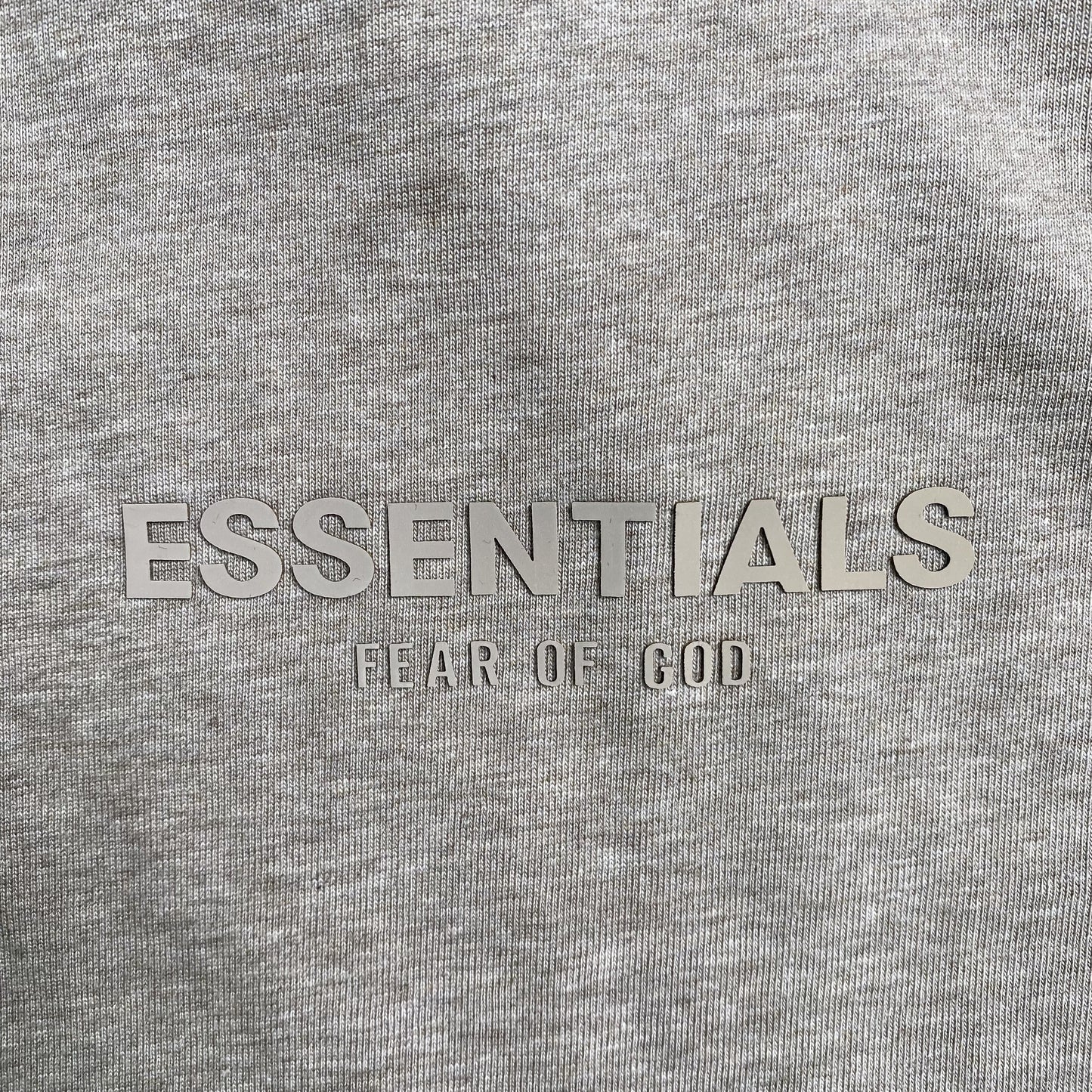 Remera Fear of God Essentials Small Logo Core Heather