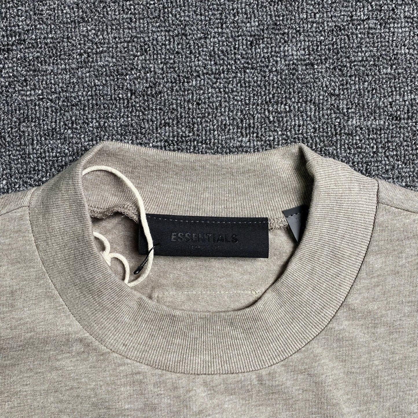 Remera Fear of God Essentials Small Logo Core Heather