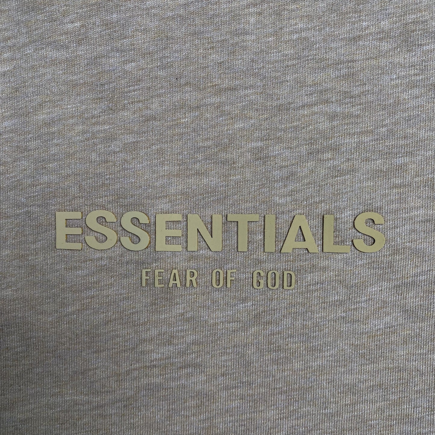 Remera Fear of God Essentials Small Logo Gold Heather