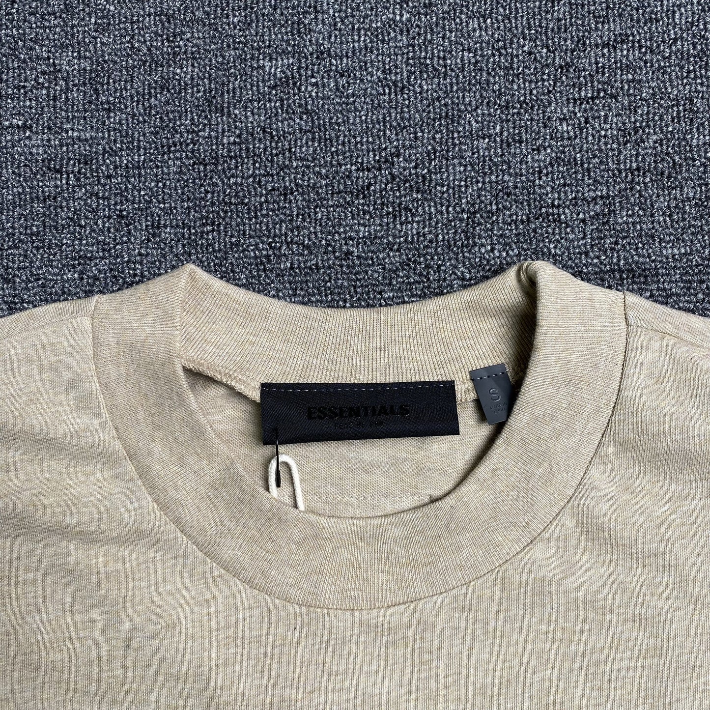Remera Fear of God Essentials Small Logo Gold Heather