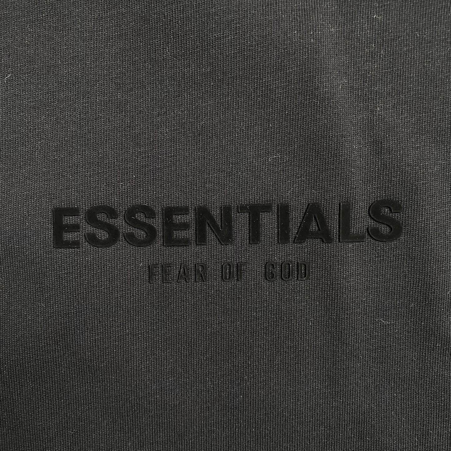 Remera Fear of God Essentials Small Logo Negra