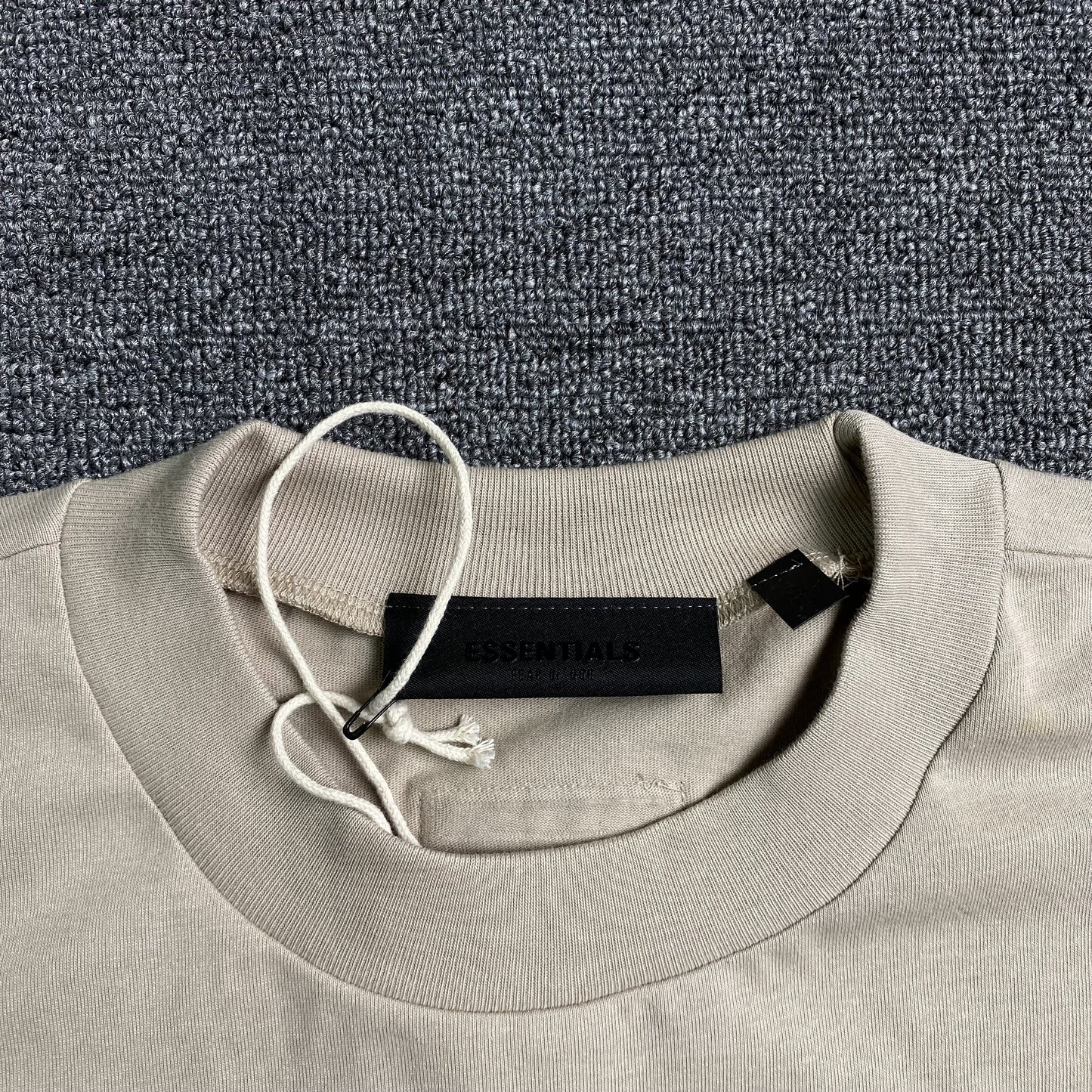 Remera Fear of God Essentials Small Logo Silver Cloud