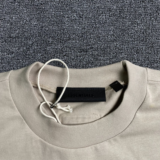 Remera Fear of God Essentials Small Logo Silver Cloud