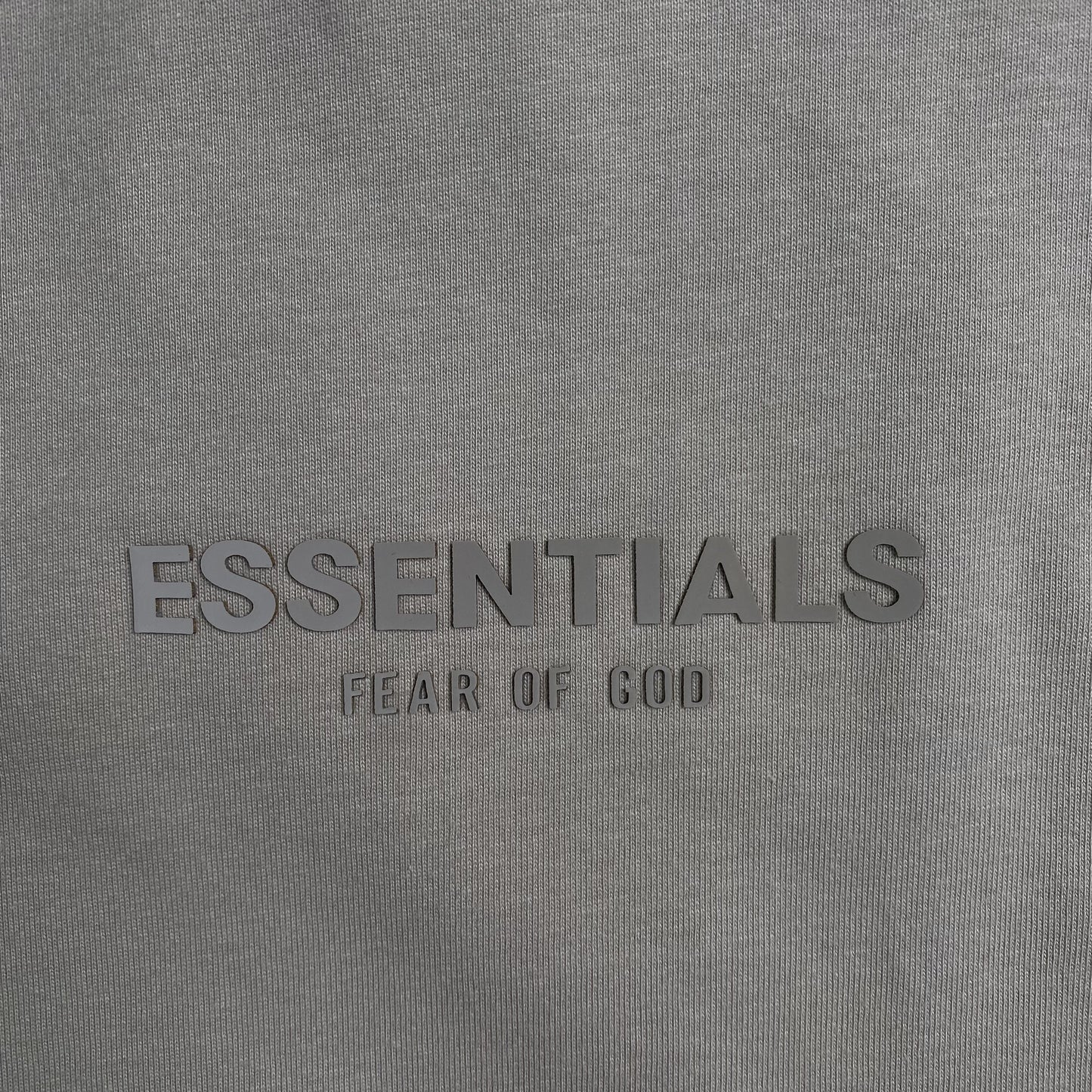 Remera Fear of God Essentials Small Logo Silver Cloud