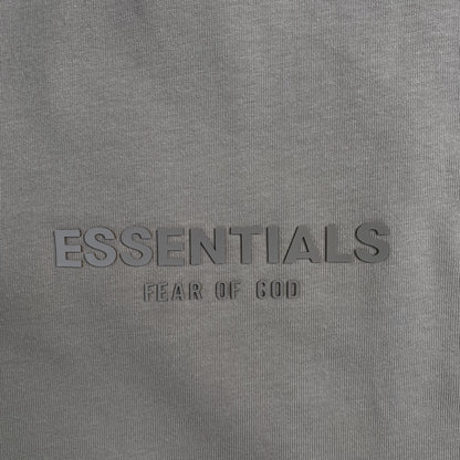 Remera Fear of God Essentials Small Logo Silver Cloud