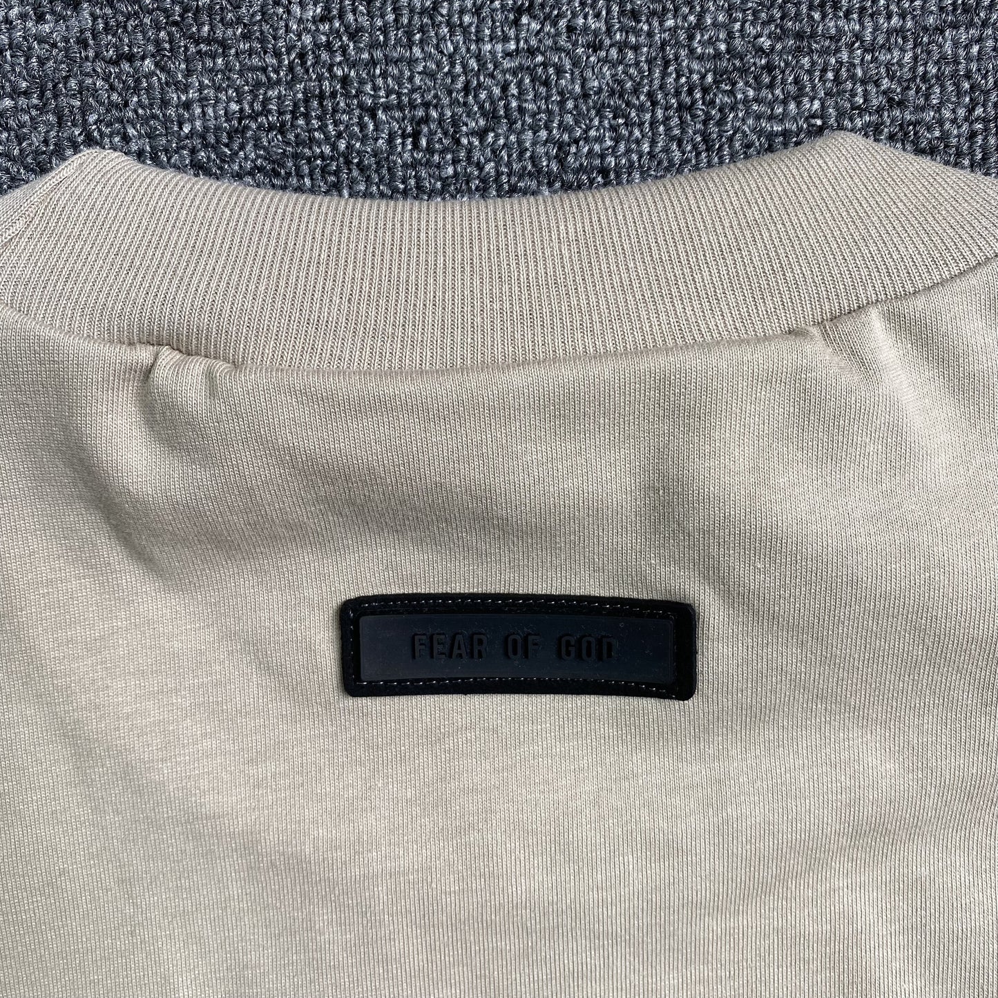 Remera Fear of God Essentials Small Logo Silver Cloud