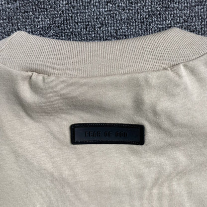 Remera Fear of God Essentials Small Logo Silver Cloud