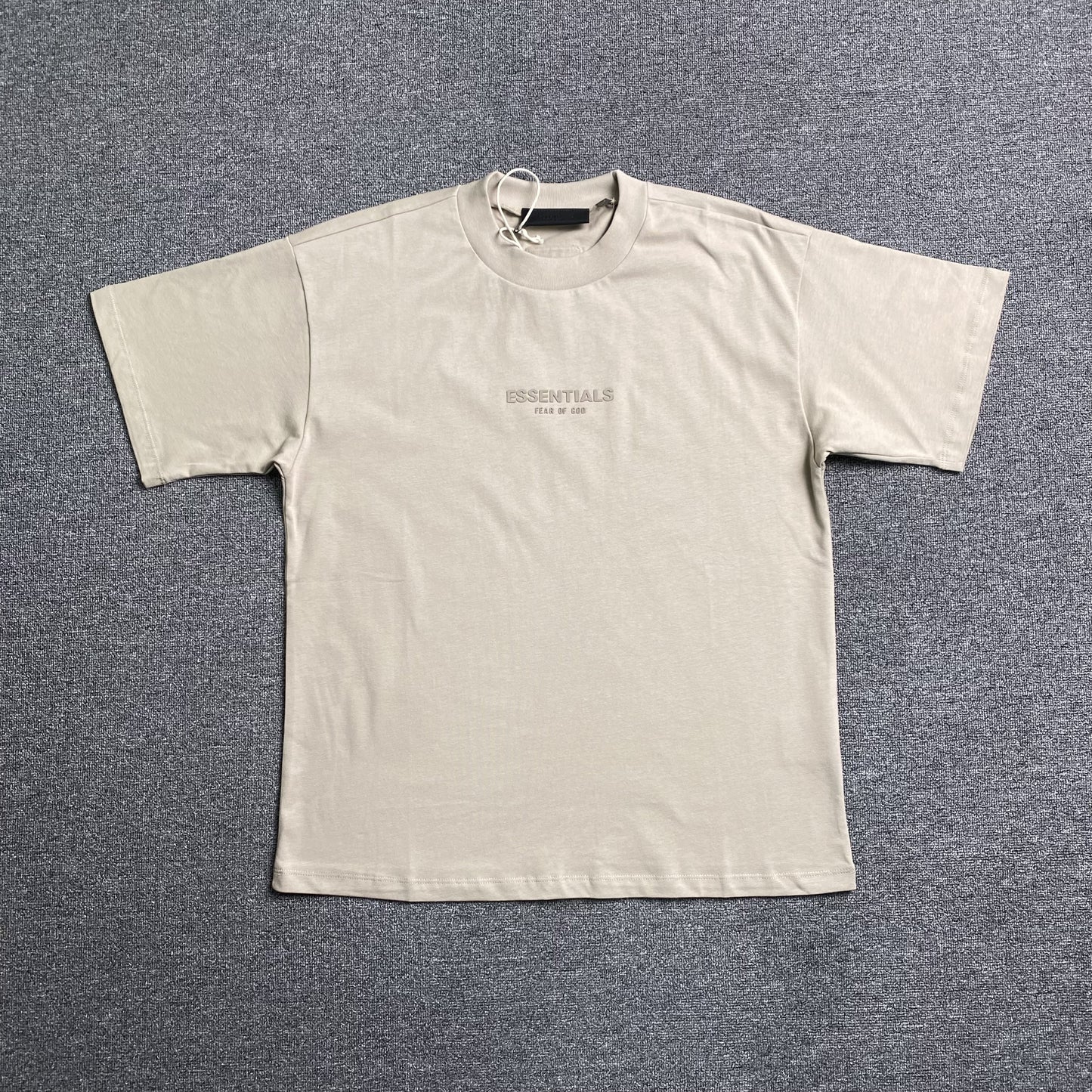 Remera Fear of God Essentials Small Logo Silver Cloud