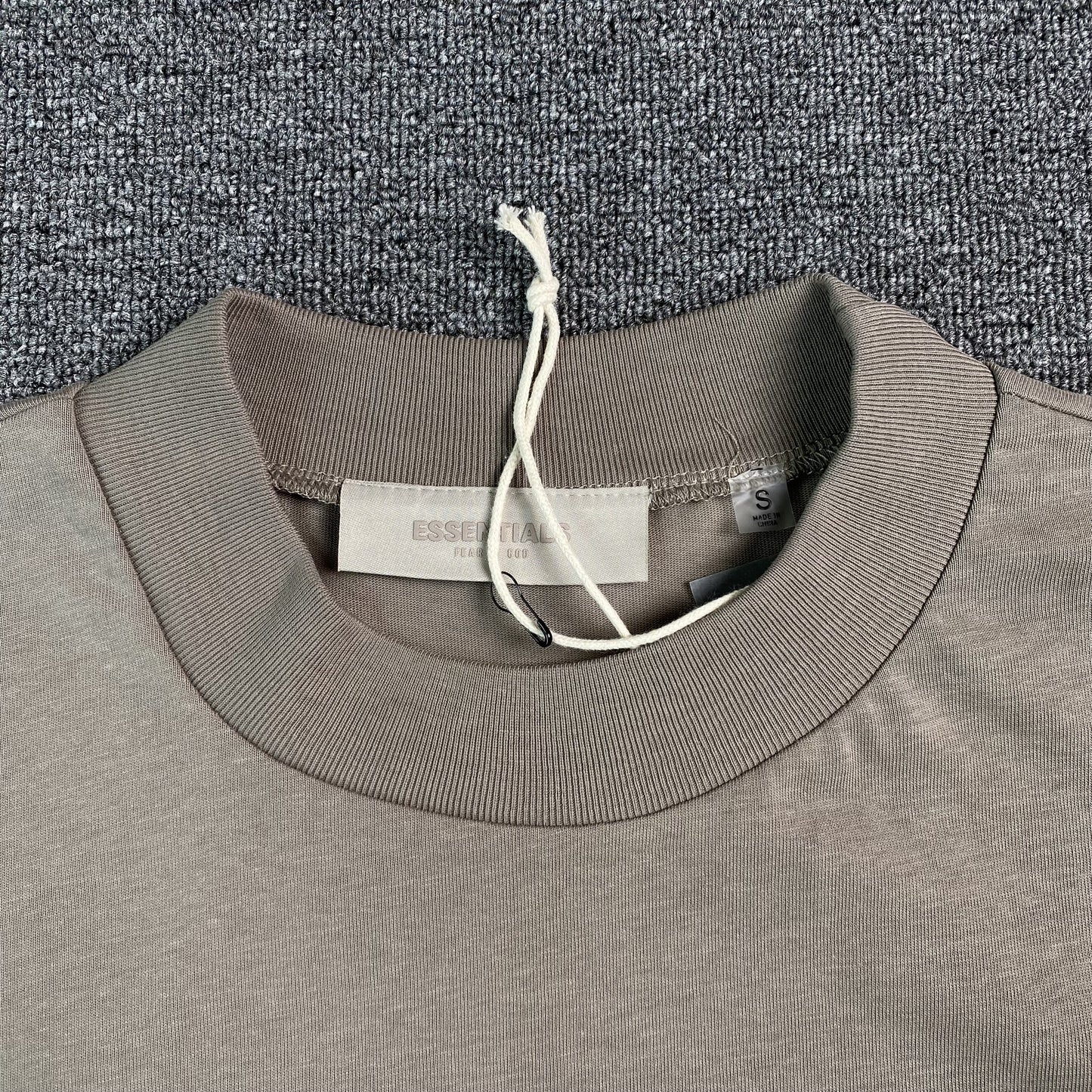 Remera Fear of God Essentials Desert Taupe