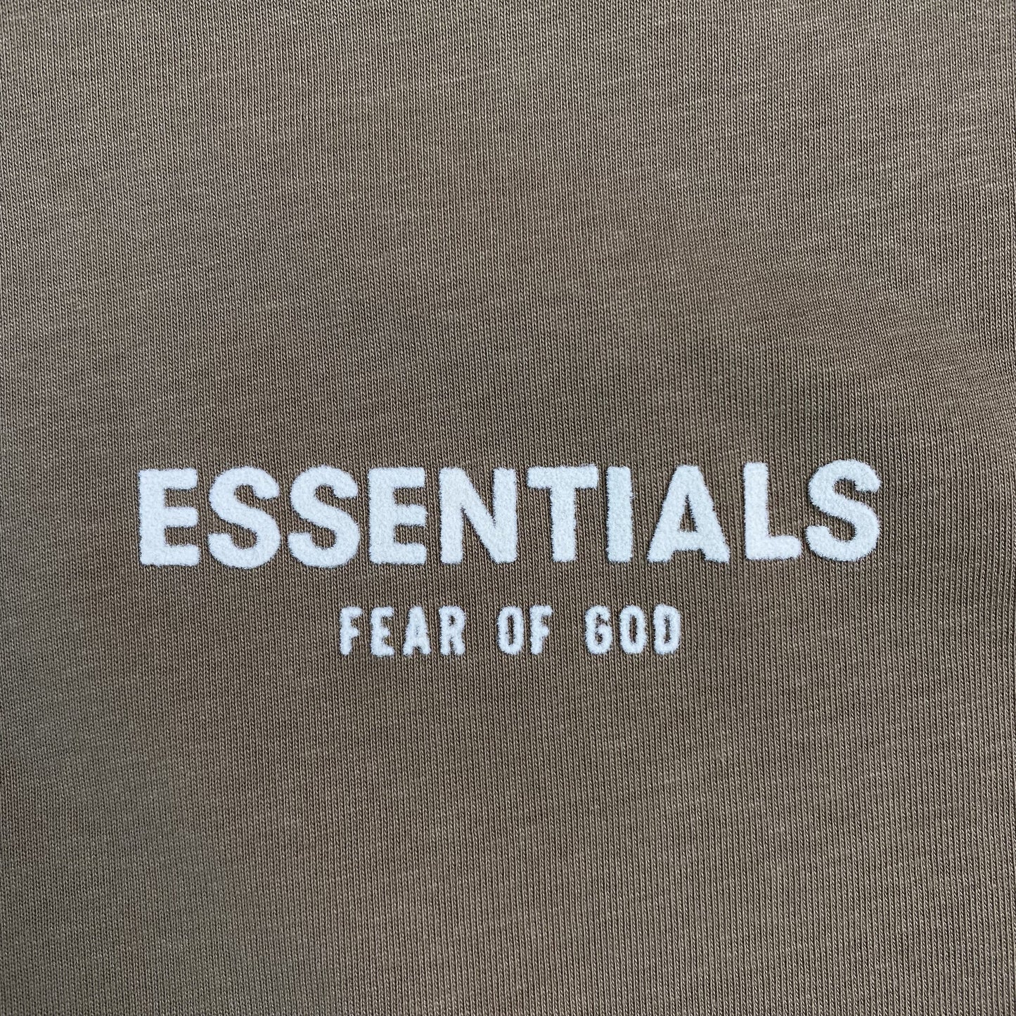Remera Fear of God Essentials Oak