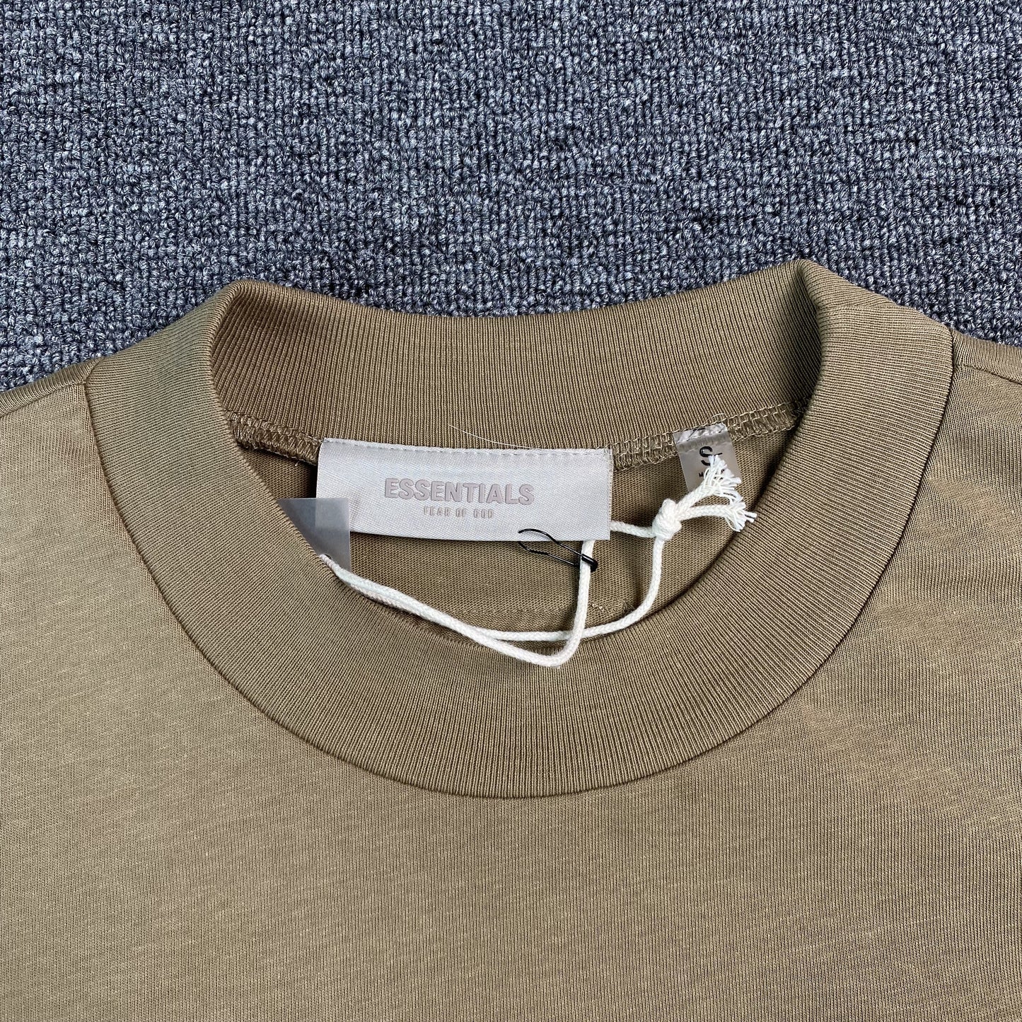 Remera Fear of God Essentials Oak