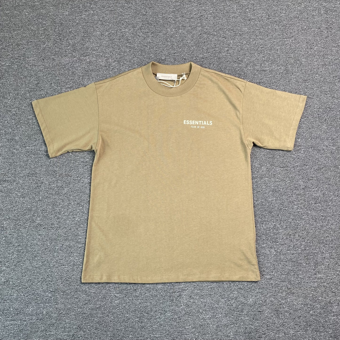 Remera Fear of God Essentials Oak
