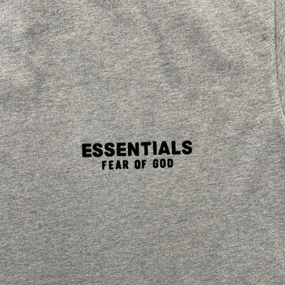 Remera Fear of God Essentials (SS22) Gris