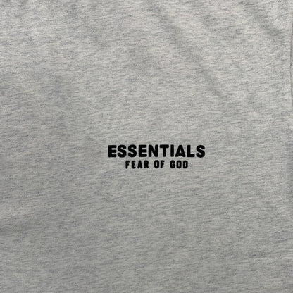 Remera Fear of God Essentials (SS22) Gris