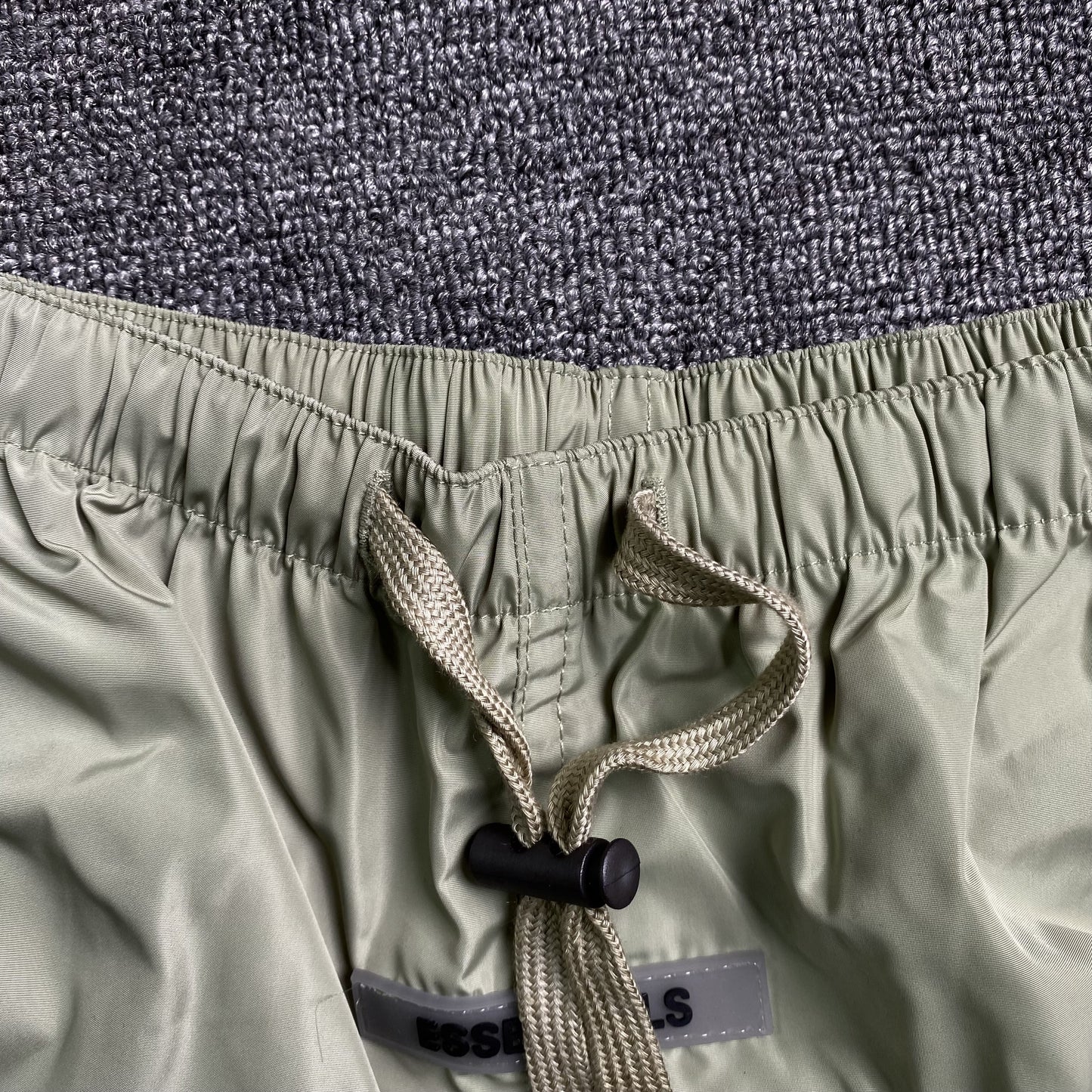 fear-of-god-essentials-volley-shorts-alfalfa-sage-6-Drip Store Argentina