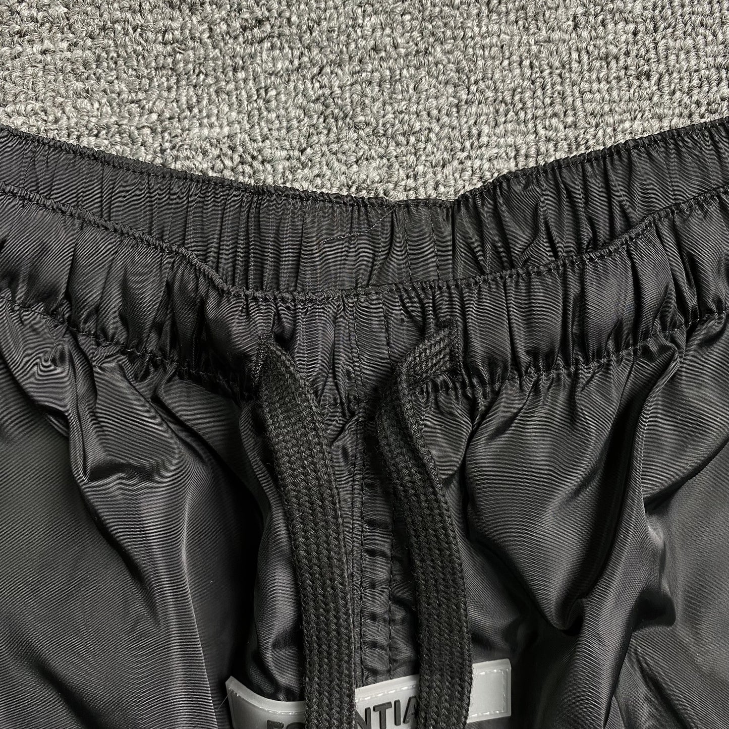 fear-of-god-essentials-volley-shorts-black-reflective-6-Drip Store Argentina