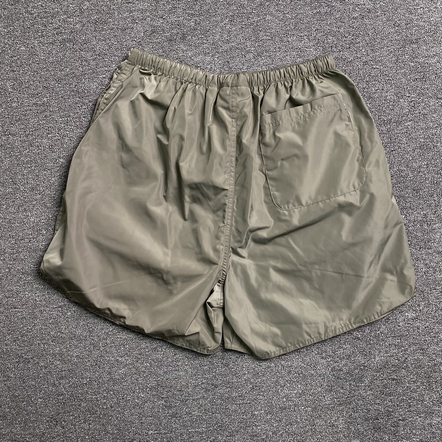 fear-of-god-essentials-volley-shorts-cement-2-Drip Store Argentina