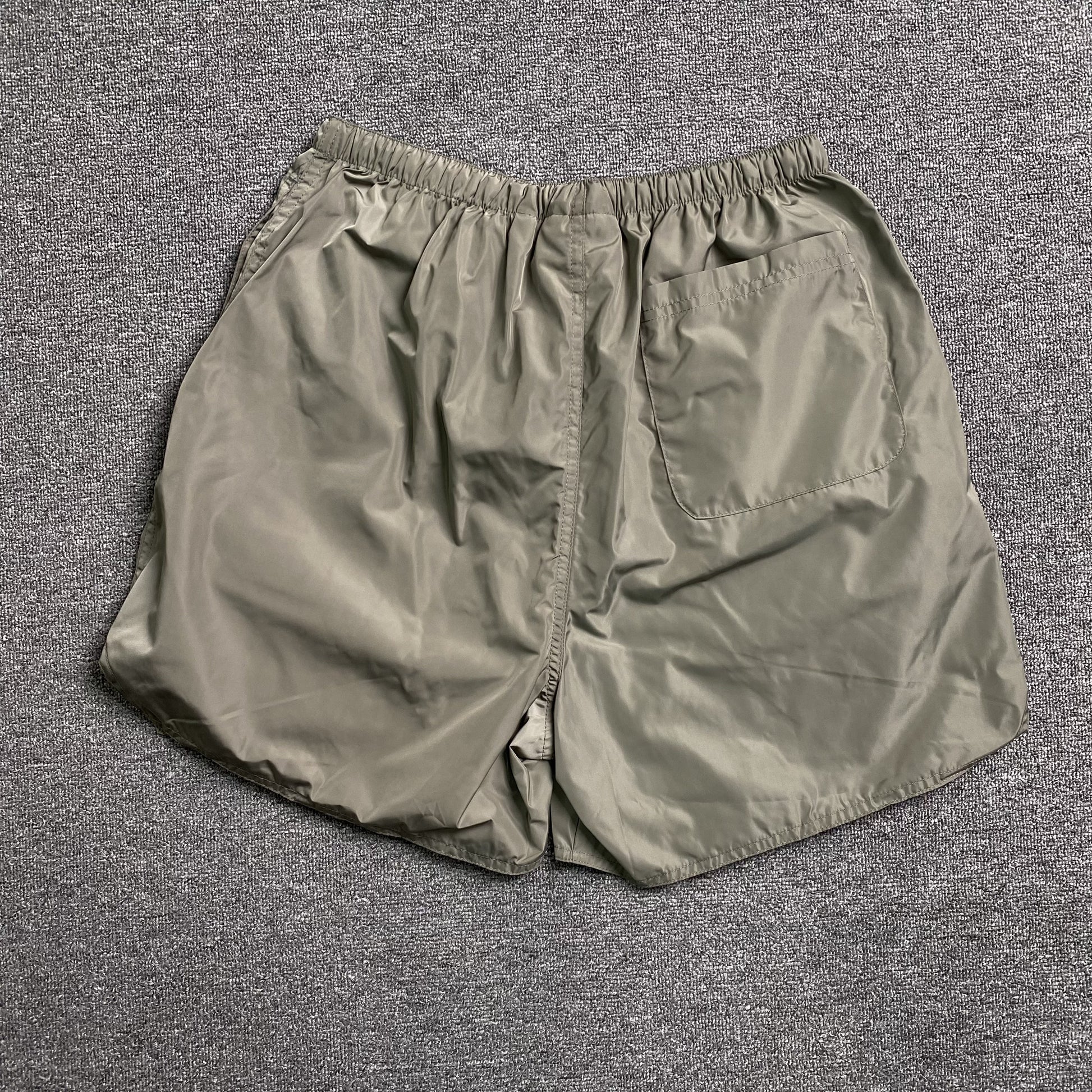 fear-of-god-essentials-volley-shorts-cement-2-Drip Store Argentina