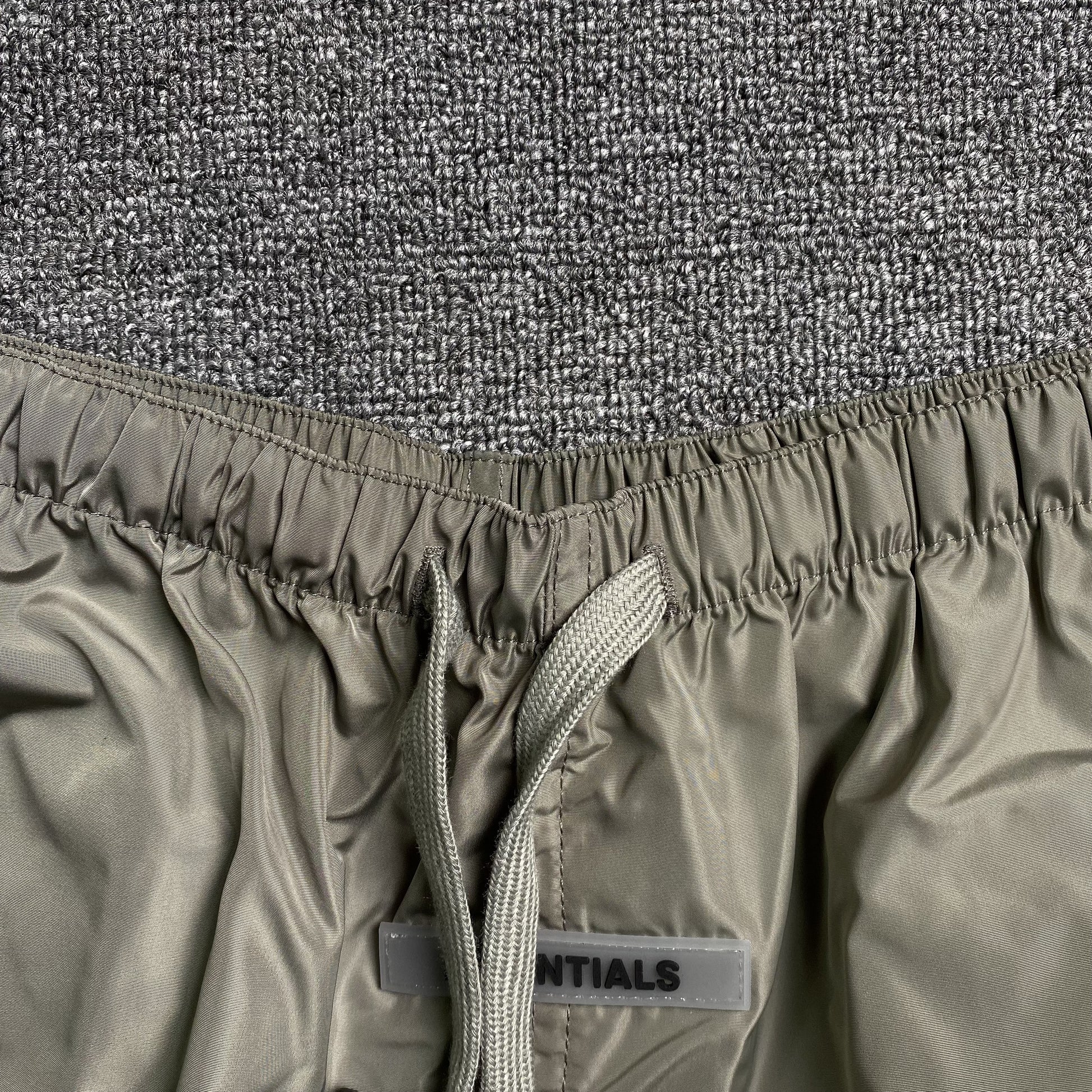 fear-of-god-essentials-volley-shorts-cement-4-Drip Store Argentina
