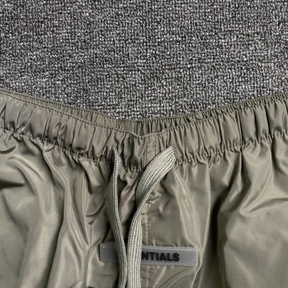 fear-of-god-essentials-volley-shorts-cement-4-Drip Store Argentina