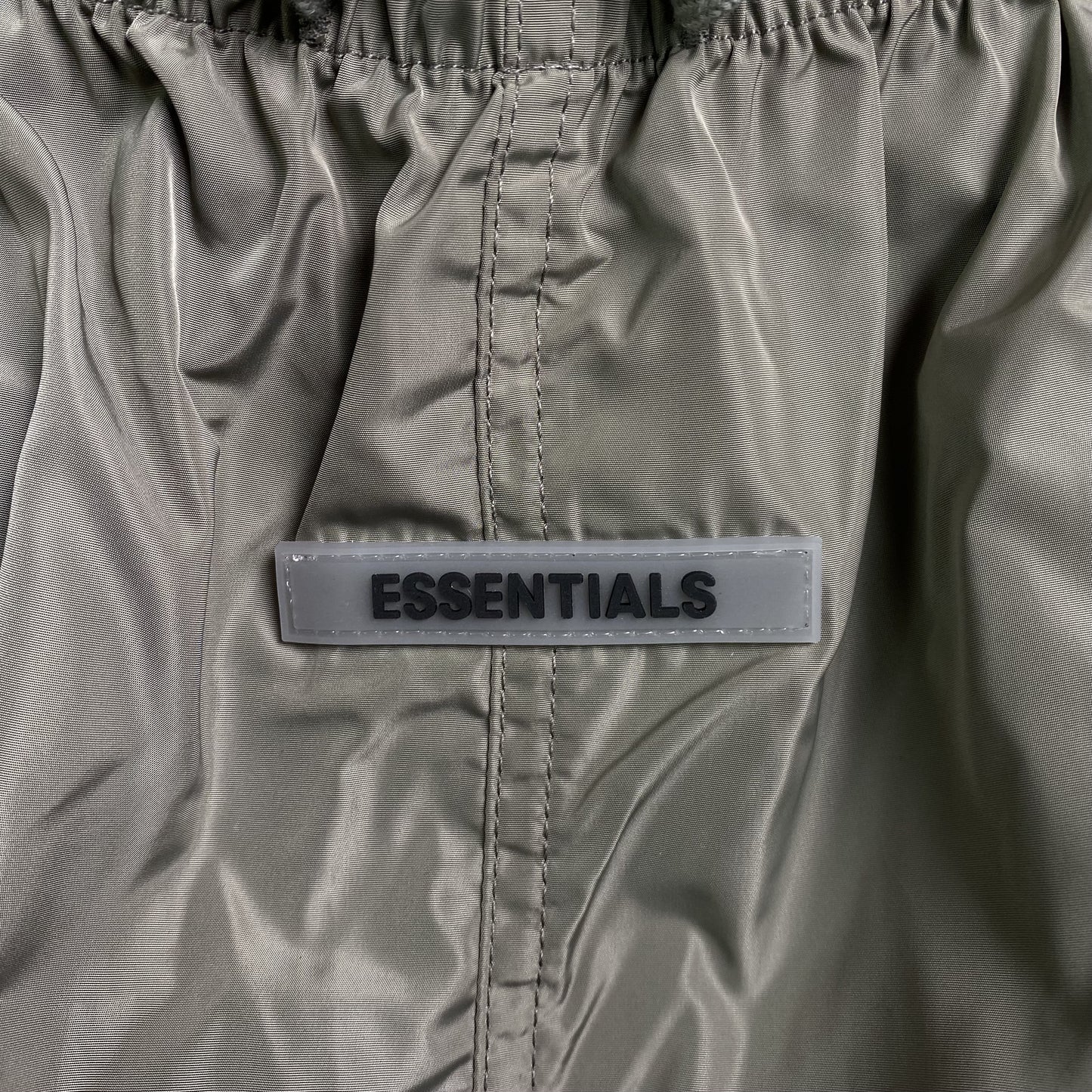 fear-of-god-essentials-volley-shorts-cement-5-Drip Store Argentina