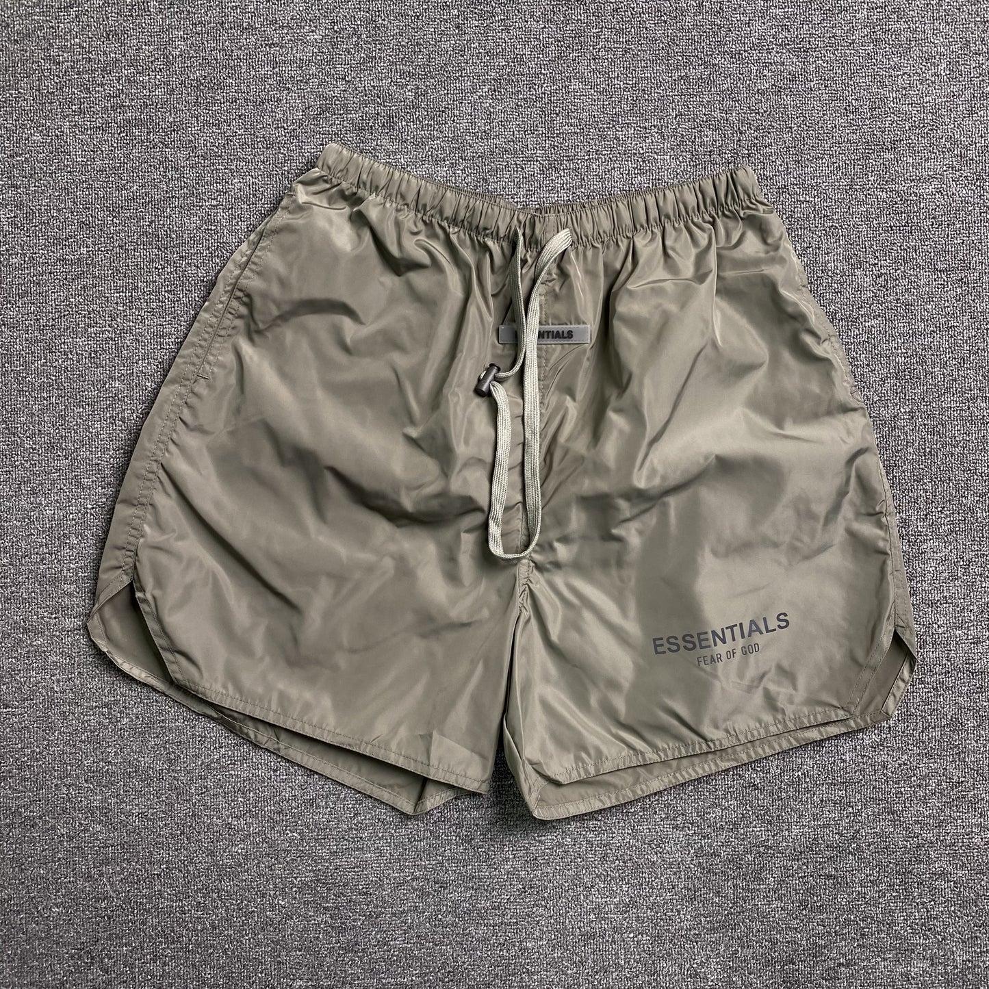 fear-of-god-essentials-volley-shorts-cement-Drip Store Argentina