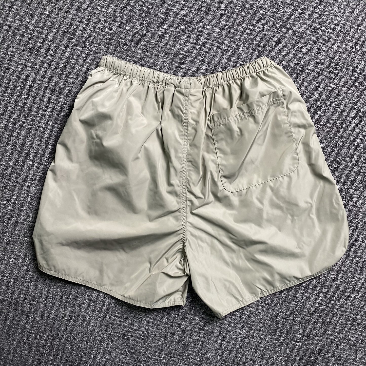 fear-of-god-essentials-volley-shorts-silver-reflective-2-Drip Store Argentina